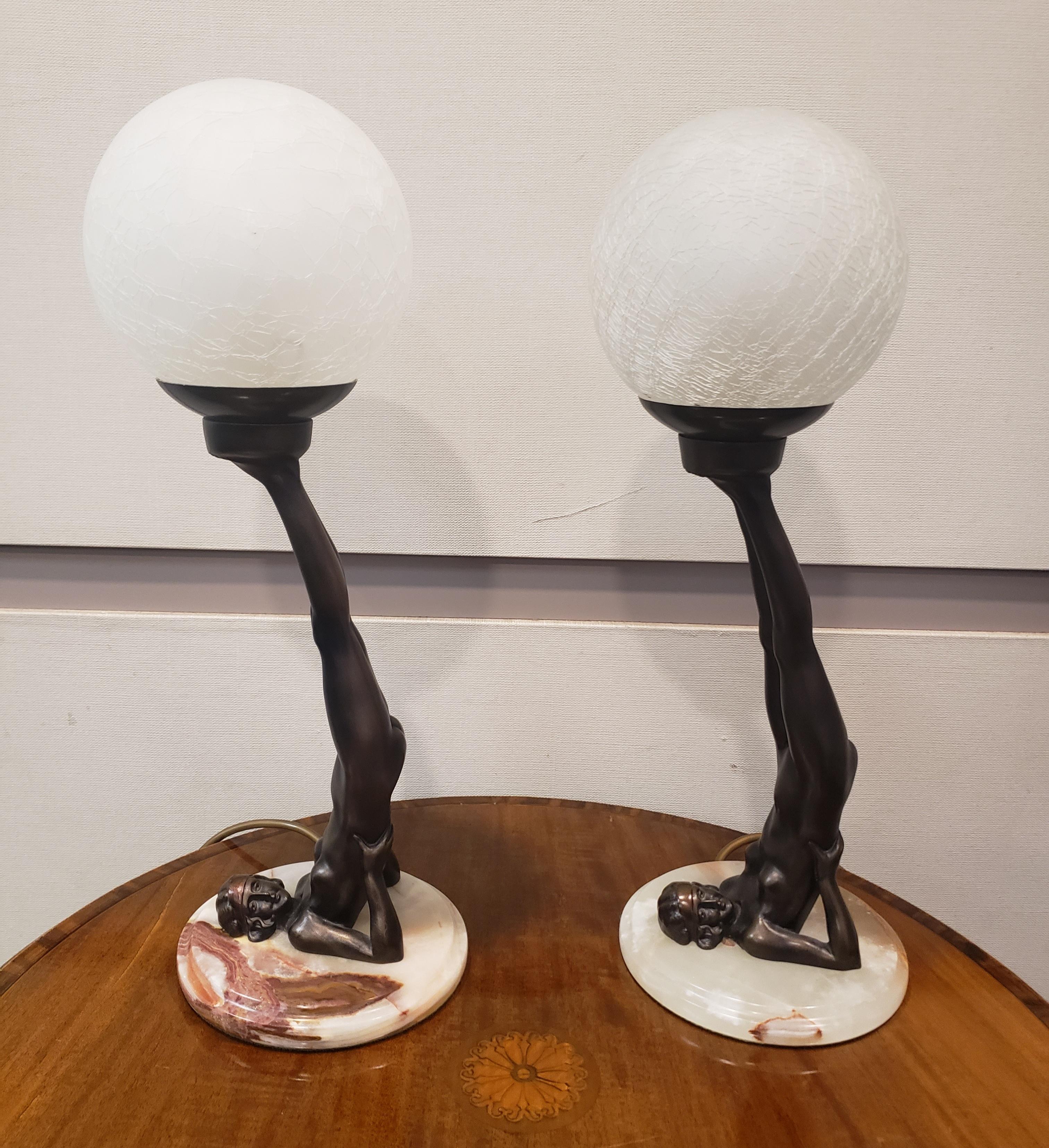 Composition Paire de lampes de table Art Déco nus inversés avec globe en vente