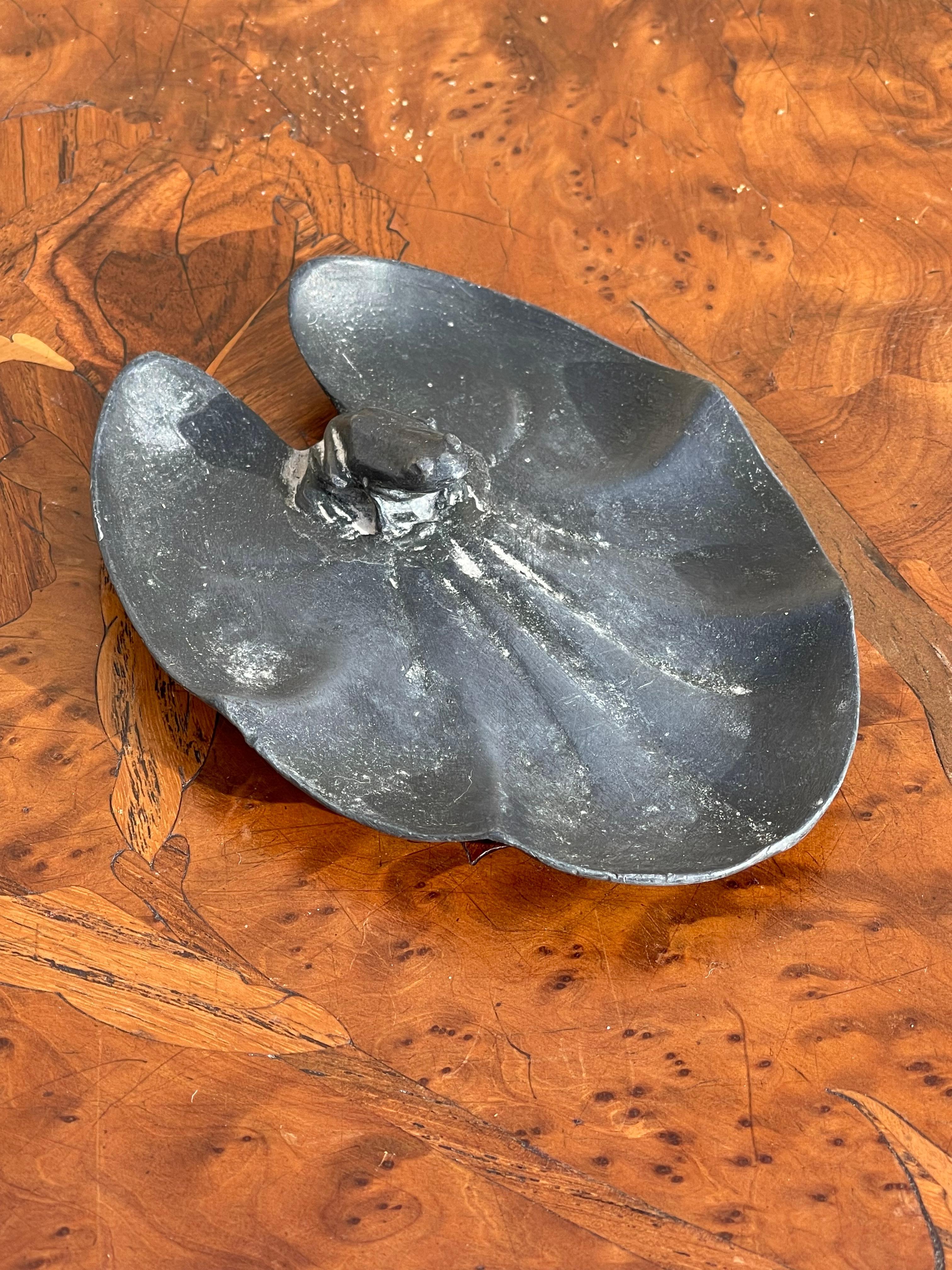 Pair of pewter storage compartments representing a water lily leaf with a frog placed on it. In Art Nouveau style, they are signed Max Le Verrier and are in good condition.

Dimensions
Width 8cm
Lenght 10,5cm