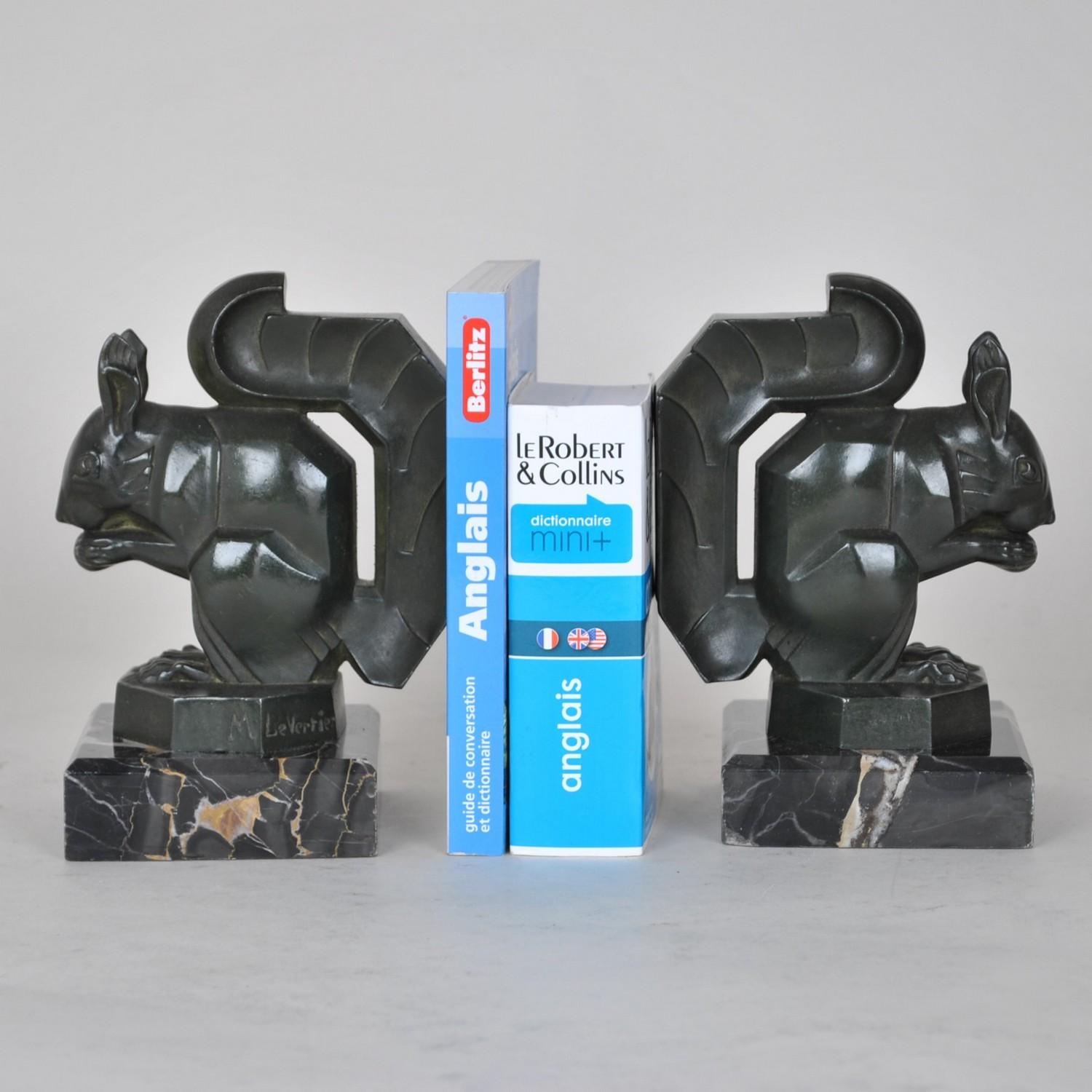 Pair of bookends with squirrels by Max le Verrier: sculptures in spelter with green patina, on a marble base

The 2 pieces are signed Le Verrier

Marble chips

Art deco

Measures: Height 14.5cm 11 x 8cm.
 