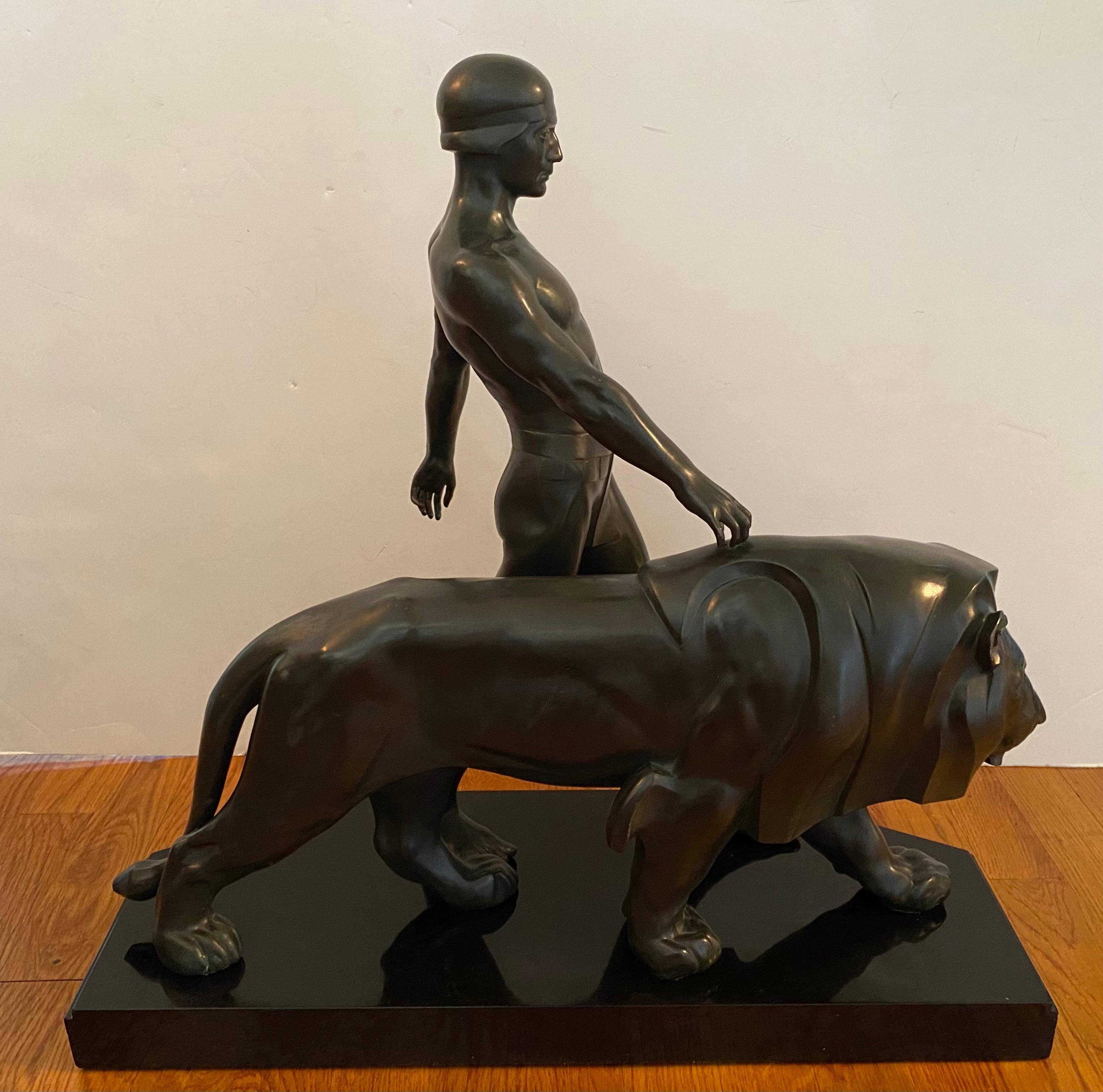 Le Dresseur De Lion - Sculpture Art Déco di Max Le Verrier