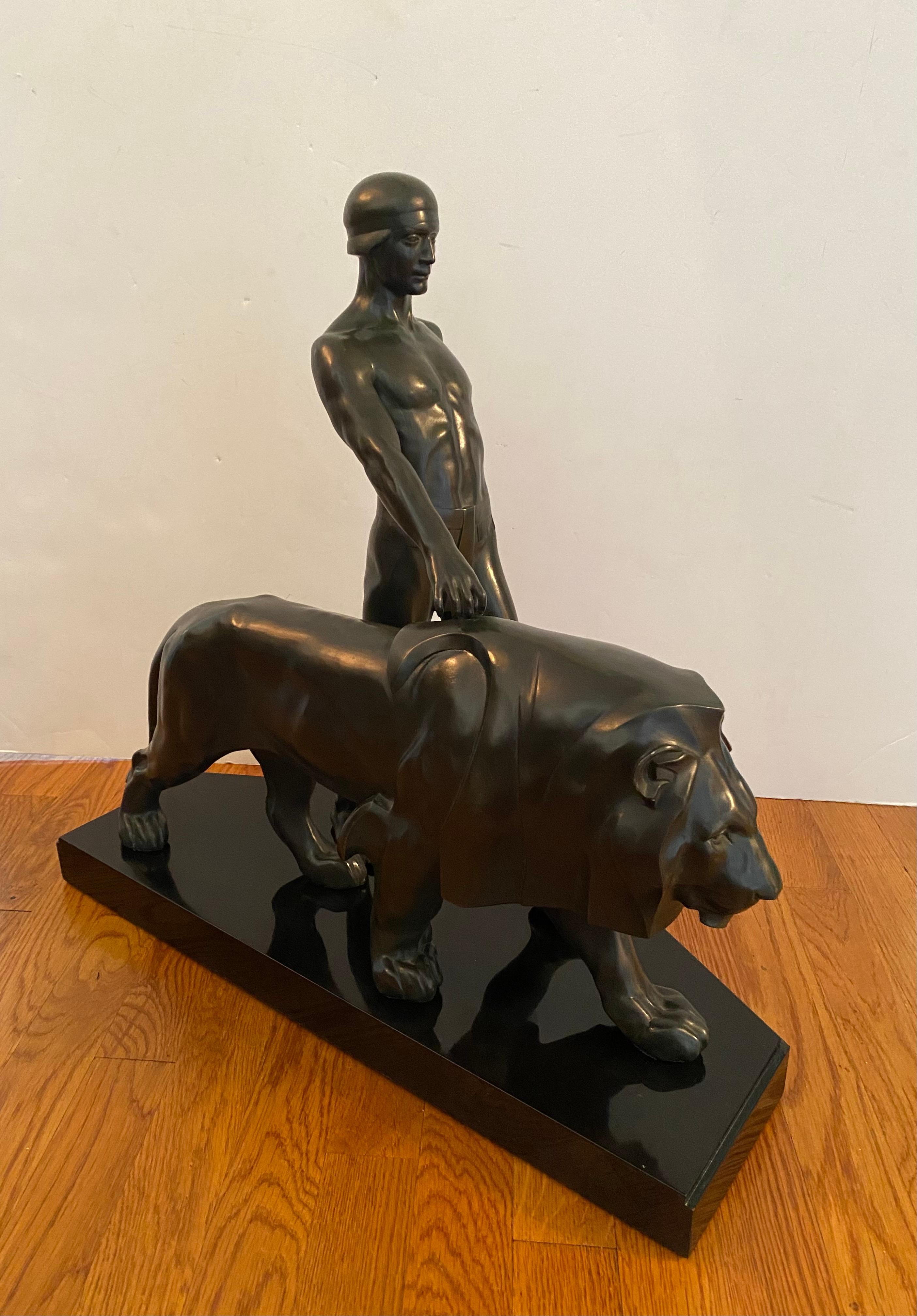 Le Dresseur De Lion - Figurative Sculpture Beige di Max Le Verrier