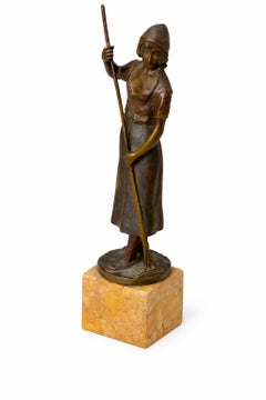 Mujer joven que sostiene un rastrillo Siglo XIX Bronce pequeño