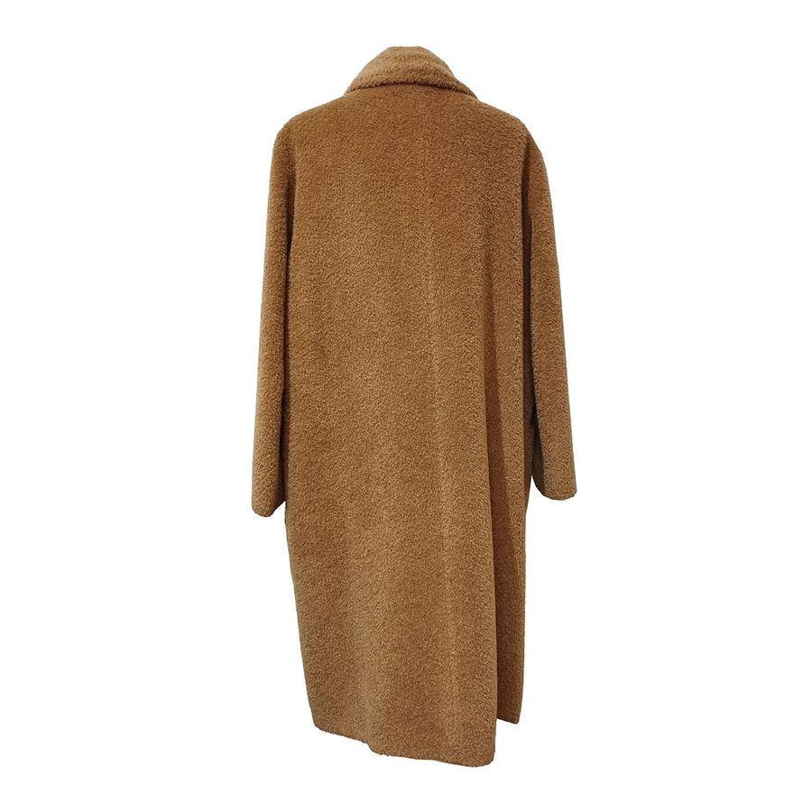Alpaca (54%) and virgin wool Camel color Two pockets Double breasted Length shoulder / hem cm 100 (39,3 inches) Shoulder cm 46 (18,1 inches)
