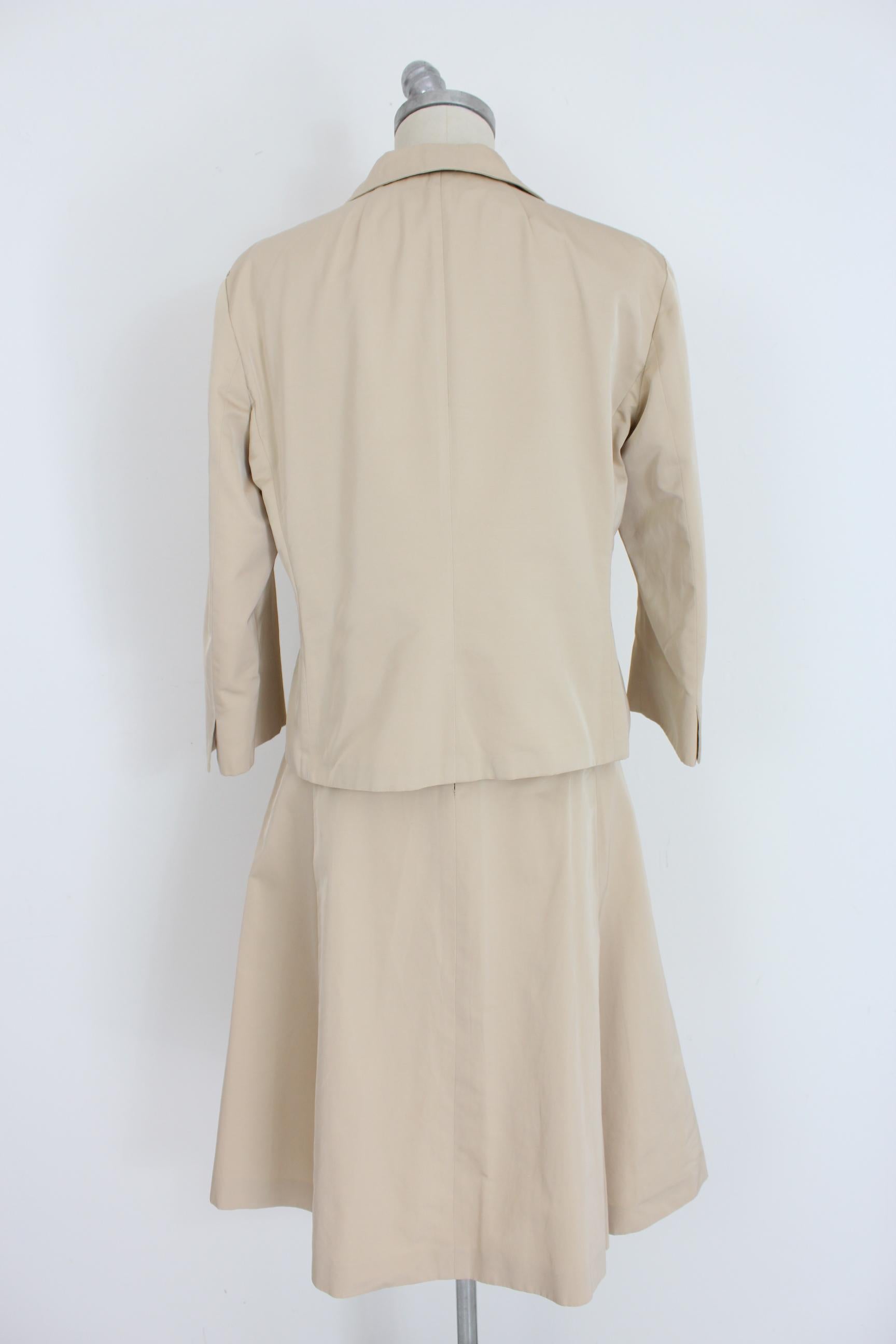 Max Mara 90s vintage women's suit skirt. Suit jacket and skirt. Short waist jacket with 3/4 sleeves, flared skirt with pleats. Beige. 61% polyester 39% cotton. Made in Italy. Excellent vintage conditions.

Size: 46 It 12 Us 14 Uk

Shoulder: 46