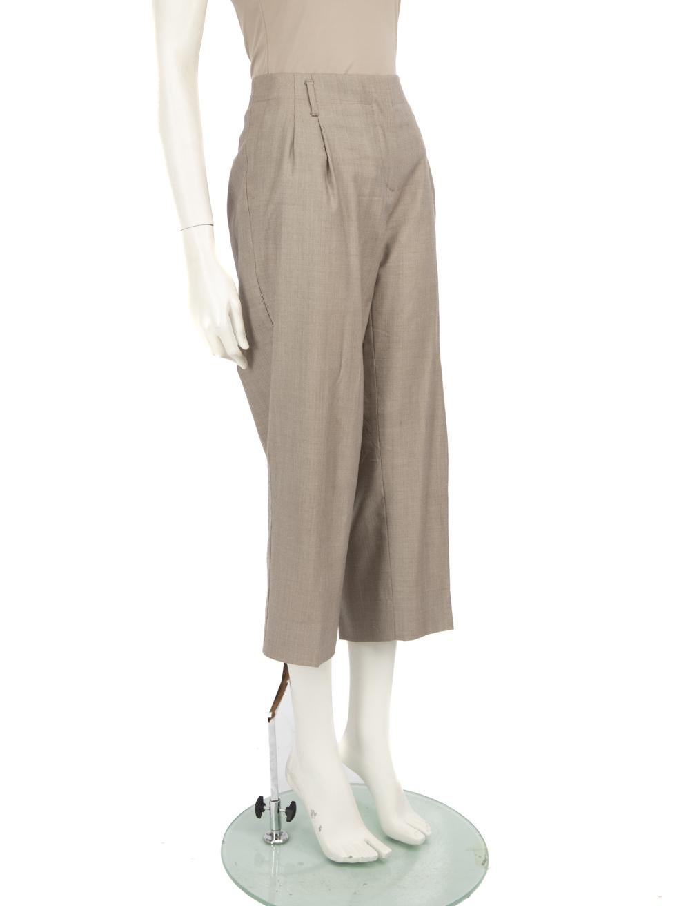 El ESTADO es Muy bueno. El pantalón presenta un desgaste mínimo. Una marca en el lado derecho de la parte trasera de esta prenda de segunda mano del diseñador Max Mara.
  
  Detalles
  
  
  Beige 
  
  Lana 
  
  Pantalones 
  
  Cónico 
  
 