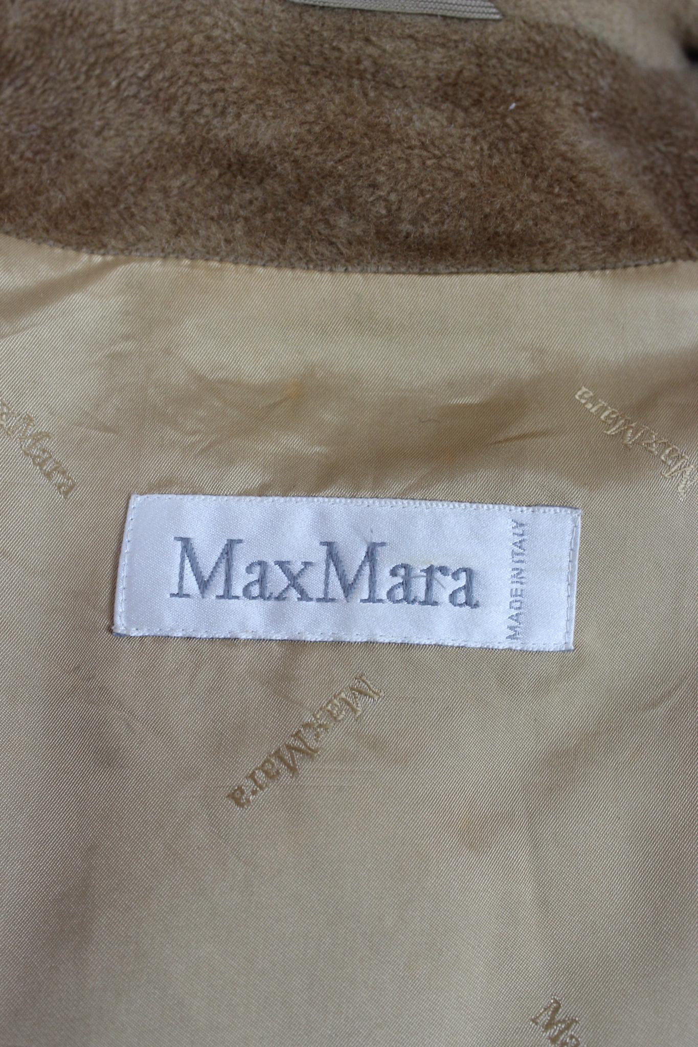 Max Mara vintage 90s maxi coat. Soft beige coat with enveloping collar, 100% wool fabric. Inside there is the lining in the shoulders and sleeves. Made in Italy. The general conditions are very good, there are some small imperfections and some small