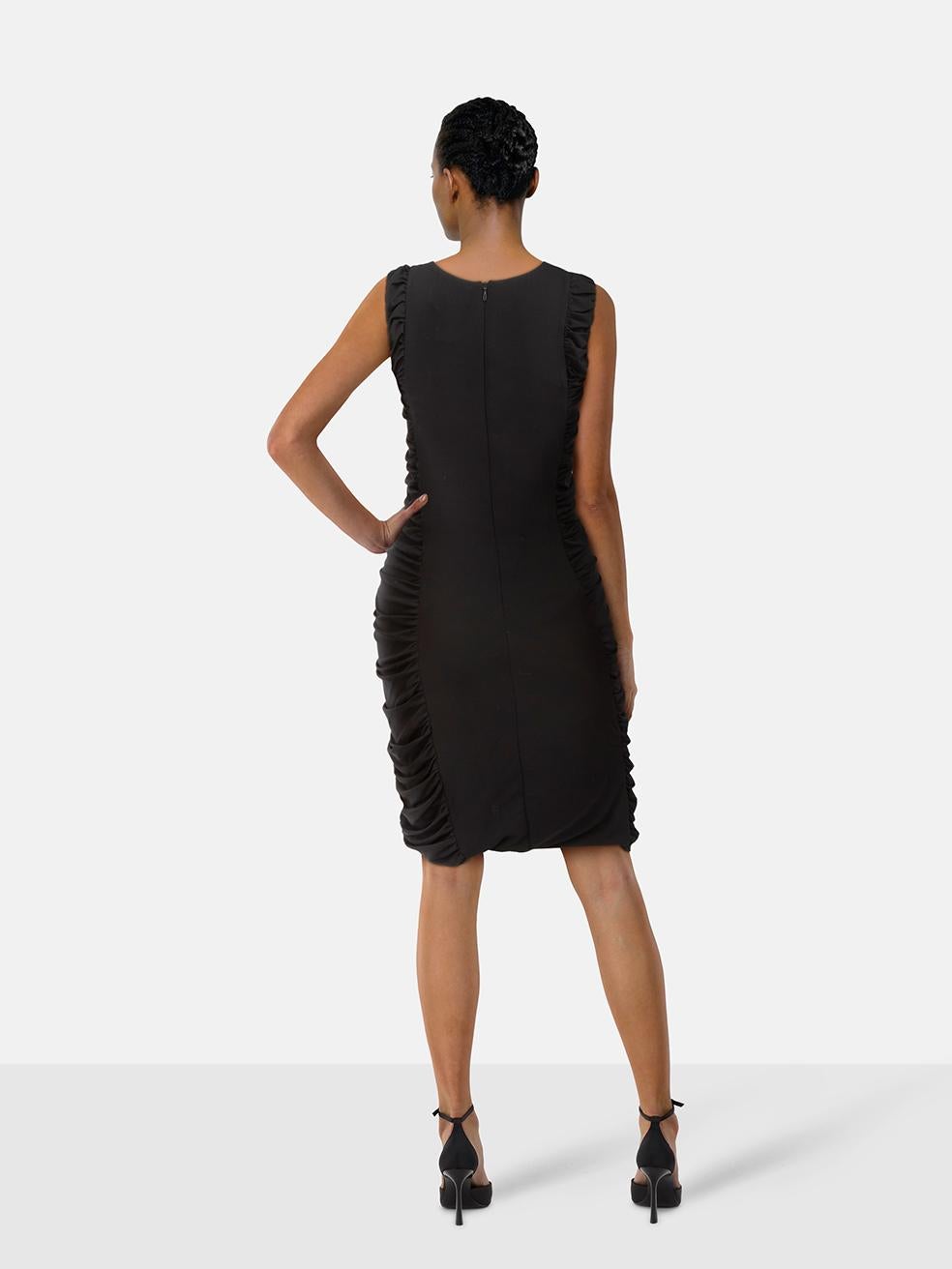 CONDIT ist sehr gut. Das Kleid weist nur minimale Gebrauchsspuren auf. Minimale Abnutzungserscheinungen am Gummiband am Saum, wo es bei diesem gebrauchten Max Mara Designer-Wiederverkaufsartikel ausgefranst ist.
 

 Einzelheiten
 

 

 Schwarz
 

