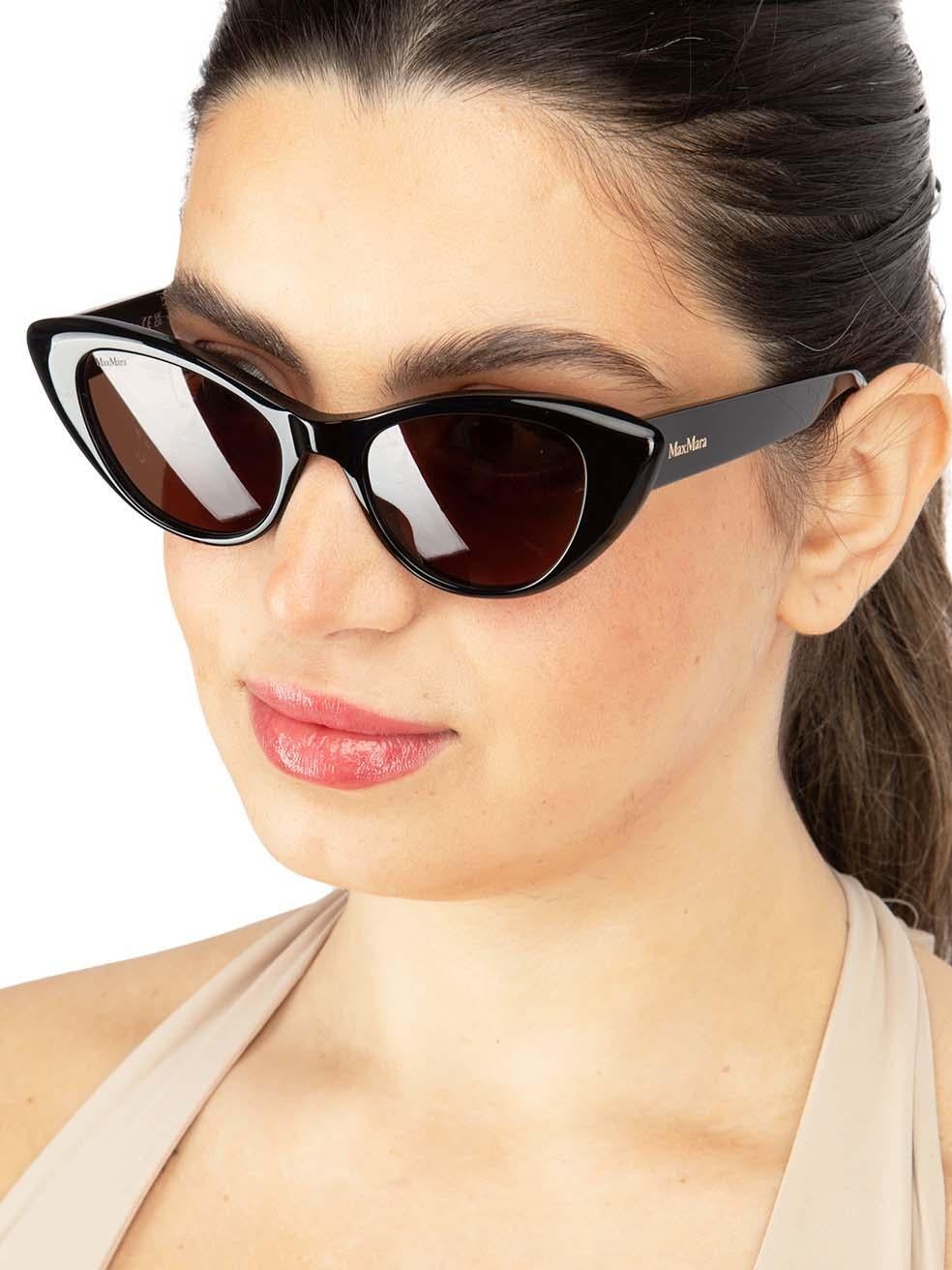 Der Zustand dieses brandneuen Artikels von Max Maradesigner ist New with tags. Dieser Artikel wird in der Originalverpackung geliefert.
 
 
 
 Einzelheiten
 
 
 Modell: MM0039
 
 Schwarz
 
 Acetat
 
 Katzenaugen-Sonnenbrille
 
 Getönte braune Linse
