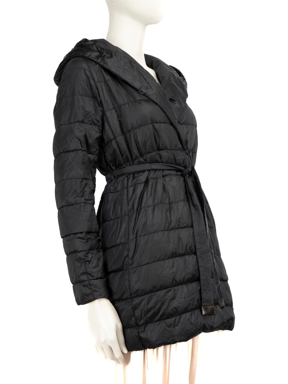 L'ÉTAT est bon. Une usure mineure du manteau est évidente. Il y a de petites zones d'abrasions et de marques sur cet article de revente de designer Max Mara d'occasion.
 
 
 
 Détails
 
 
 Noir
 
 Synthétique
 
 Manteau
 
 Pliable - livré avec un
