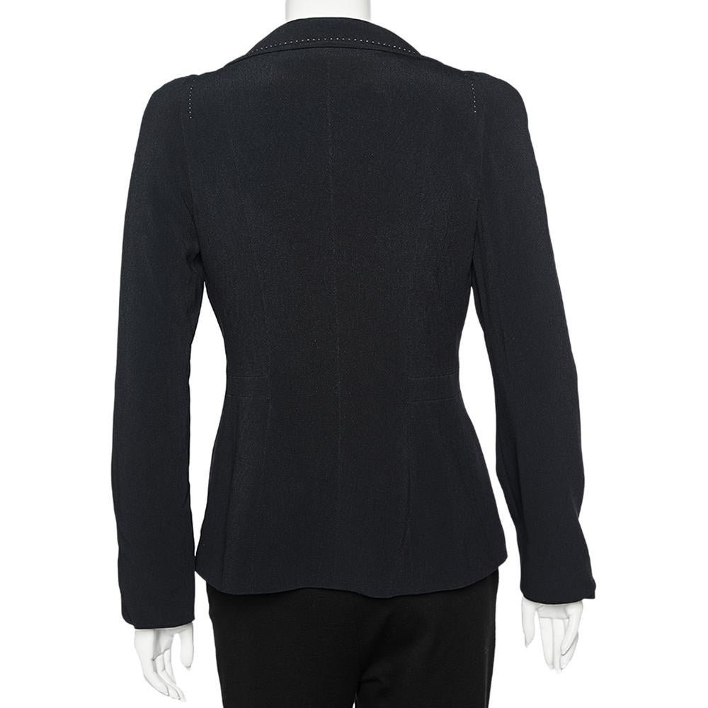 A classic Max Mara blazer that offers the satisfaction of a comfortable fit and refined style. It is made of quality materials and designed with three buttons, two pockets, and contrast stitching.

