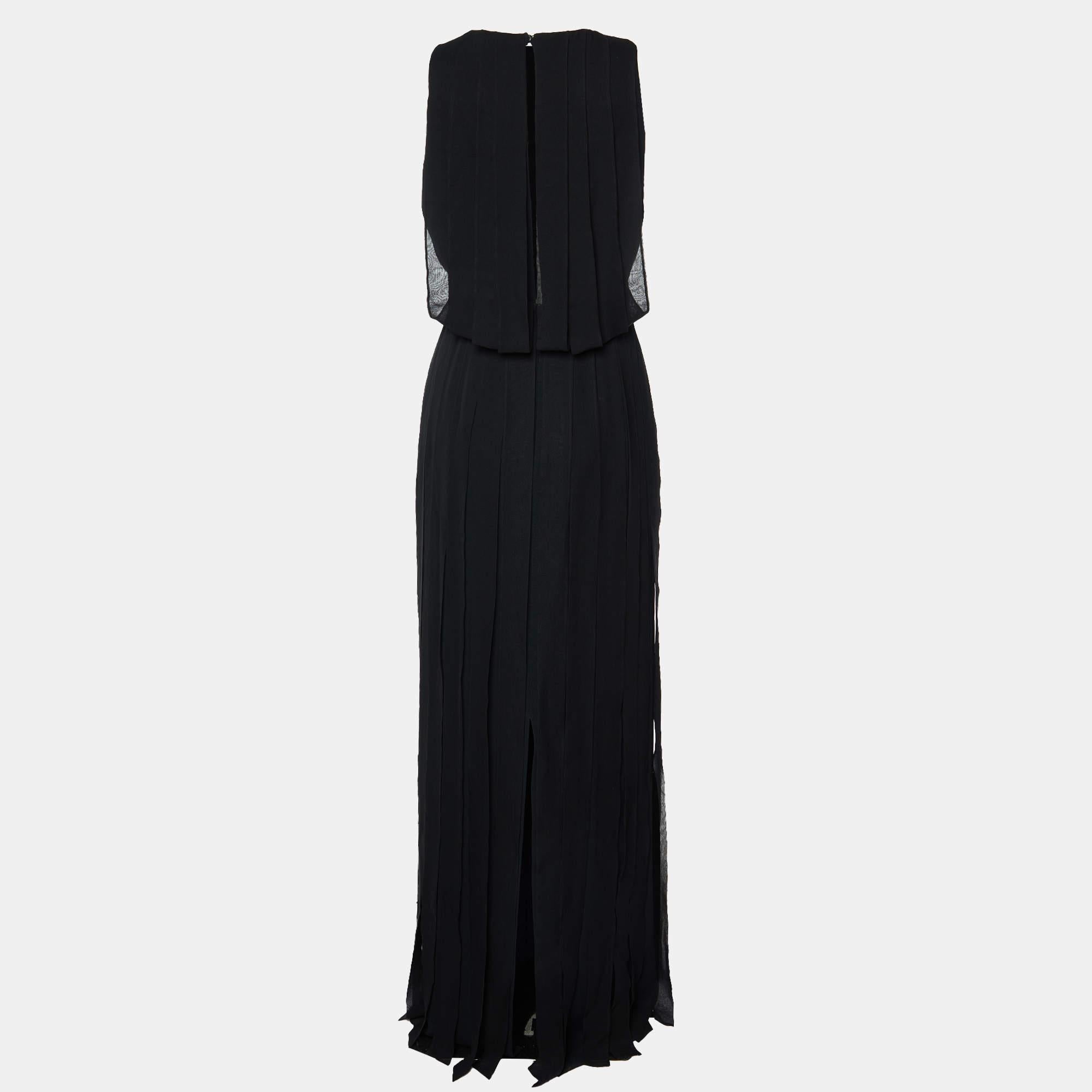 This Max Mara maxi dress is a fashionable and versatile piece that exudes elegance and comfort. With its long silhouette, it provides a flattering and feminine look. Designed with chic details and unique cuts, it effortlessly combines fashion and