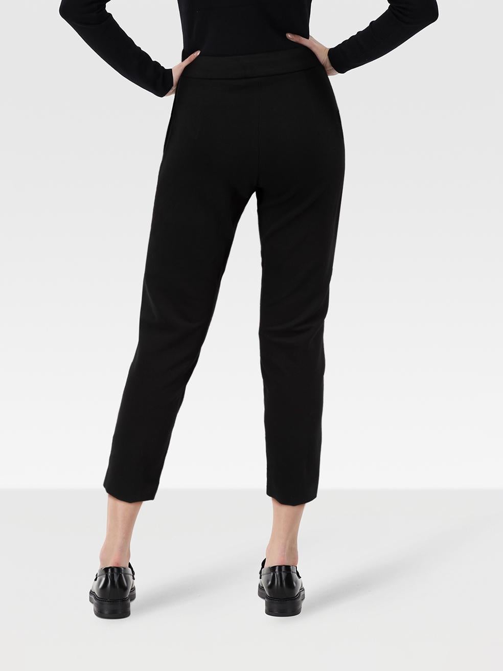 La condizione è molto buona. Questo articolo usato di MaxMara non presenta alcun segno di usura visibile sul pantalone. Si prega di notare che mancano le etichette delle taglie e della composizione.
 
 
 
 Dettagli
 
 
 Nero
 
 Sintetico
 

