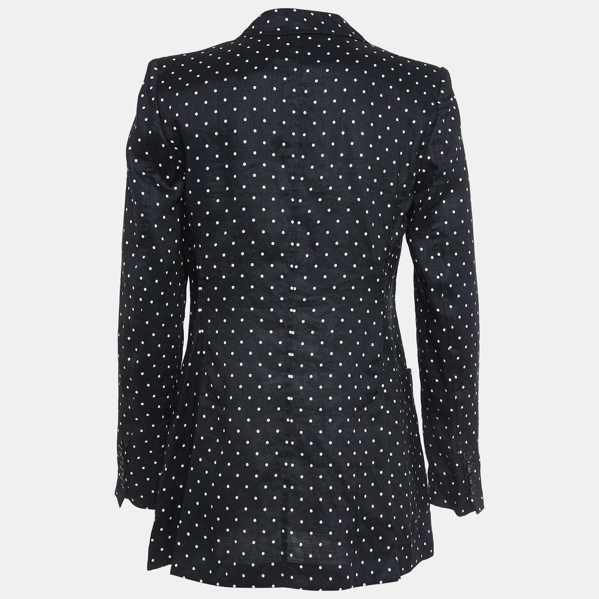 Ce blazer vous apporte à la fois classe et luxe lorsque vous le portez. Il est souligné par des manches longues et des détails classiques, ce qui lui confère une finition polie et formelle.

