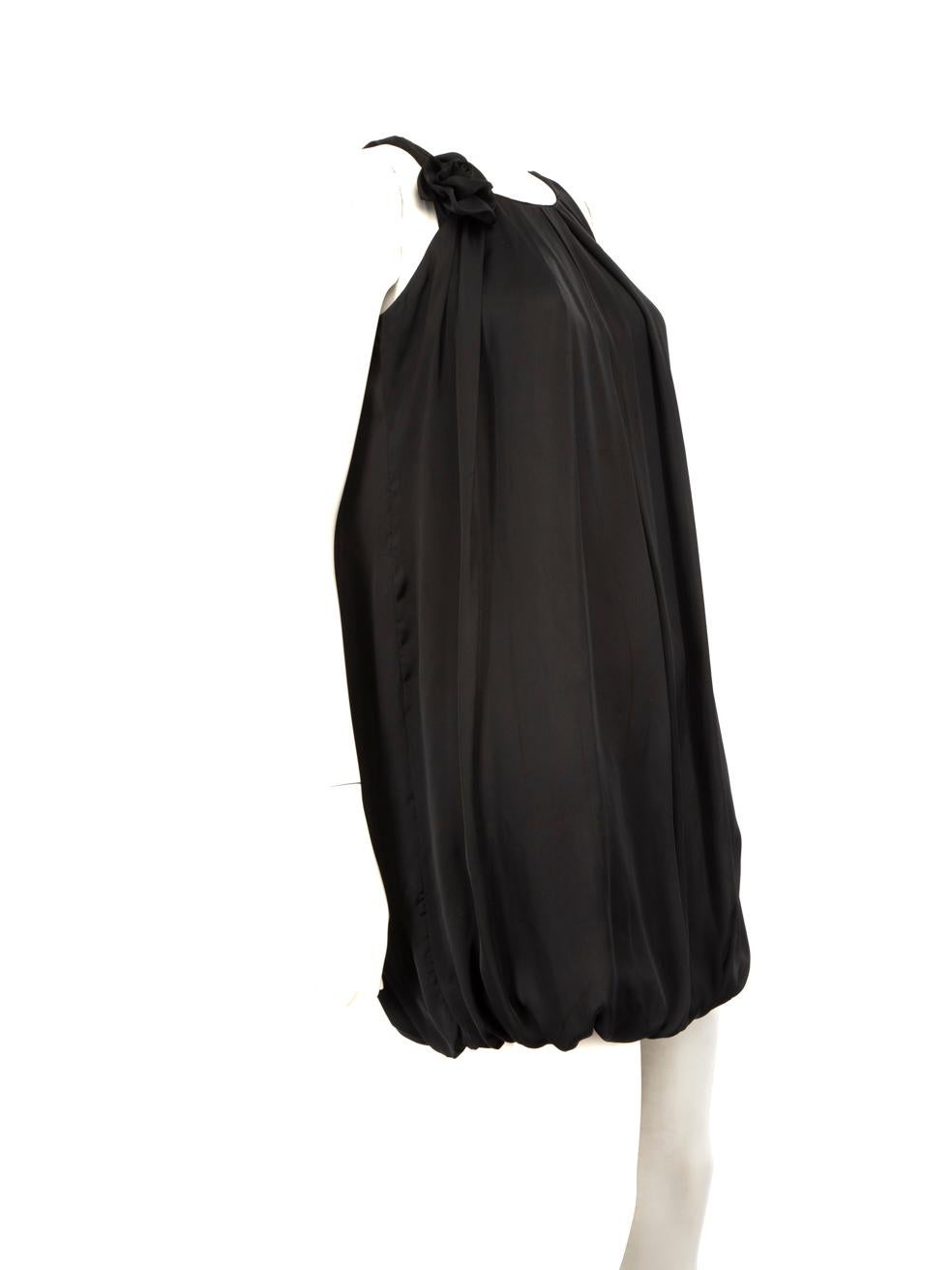 El ESTADO es Muy bueno. Apenas se aprecia desgaste en el vestido de este artículo usado de reventa del diseñador Max Mara.
 
 
 
 Detalles
 
 
 Negro
 
 Seda
 
 Vestido
 
 Plisado
 
 Dobladillo en globo
 
 Sin mangas
 
 Cuello redondo
 
 Detalle