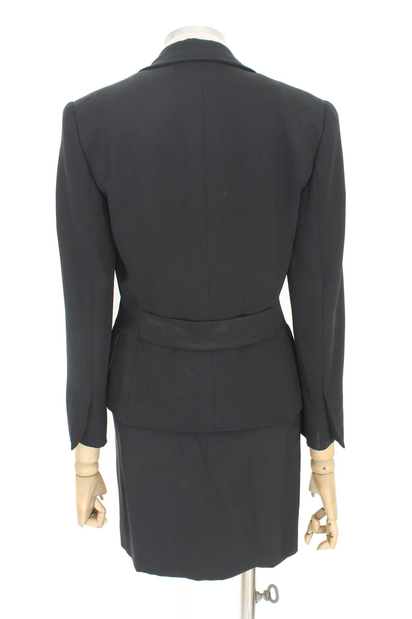 Max Mara vintage 90s skirt suit. Elegant black suit embellished with a swarosky covered button. 100% silk fabric. Made in italy.

Size: 42 It 8 Us 10 Uk

Shoulder: 44cm
Bust/Chest: 45 cm
Sleeve: 55 cm
Length: 57 cm
Skirt waist: 33 cm
Skirt length: