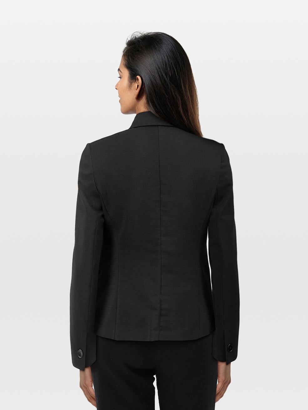 L'ÉTAT est très bon. La veste n'a pratiquement pas subi d'usure visible sur cet article de revente d'occasion de la marque Max Mara.
 
 
 
 Détails
 
 
 Noir
 
 Laine
 
 Blazer
 
 Simple poitrine
 
 Épaules paddées
 
 3x poches frontales
 
