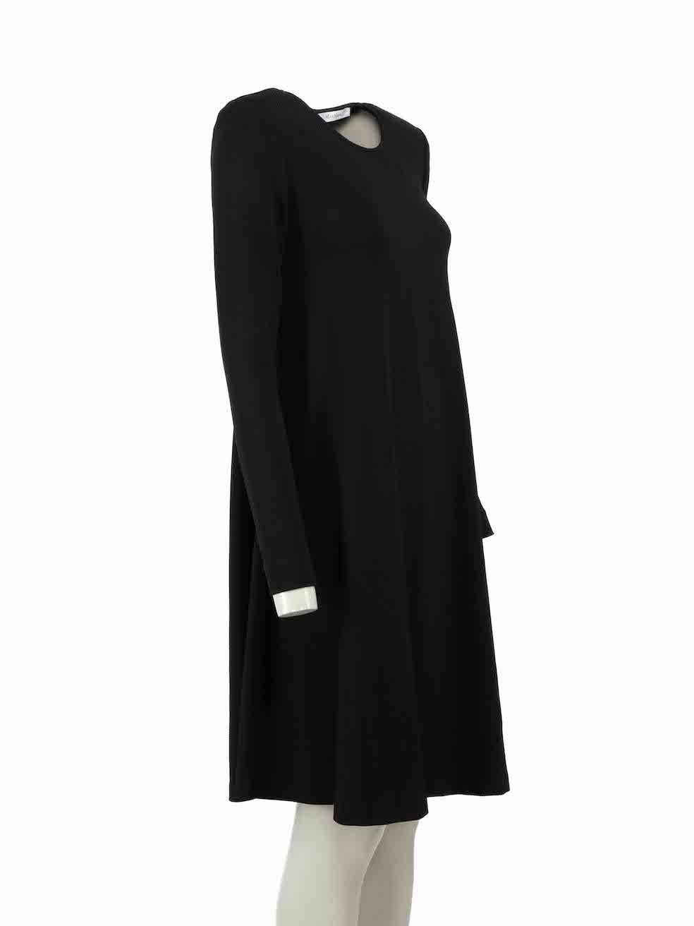 CONDITION is Very good. Minimal wear to dress is evident. Minimal wear to both underarms with light marks to the lining on this used Max Mara designer resale item.
 
Details
Black
Viscose
Dress
Long sleeves
Knee length
Round neck
Shoulder pads
Back