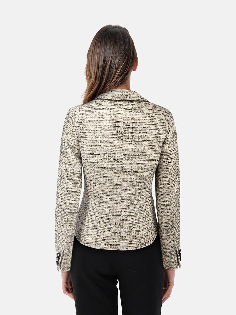 CONDIZIONE: molto buona. La giacca presenta un'usura minima. L'usura del tessuto è minima, ma si può notare un leggero accumulo su questo articolo usato di Max Mara.
 

 Dettagli
 

 

 Multicolore - bianco e nero
 

 Poliestere
 

 Giacca
 

 Petto