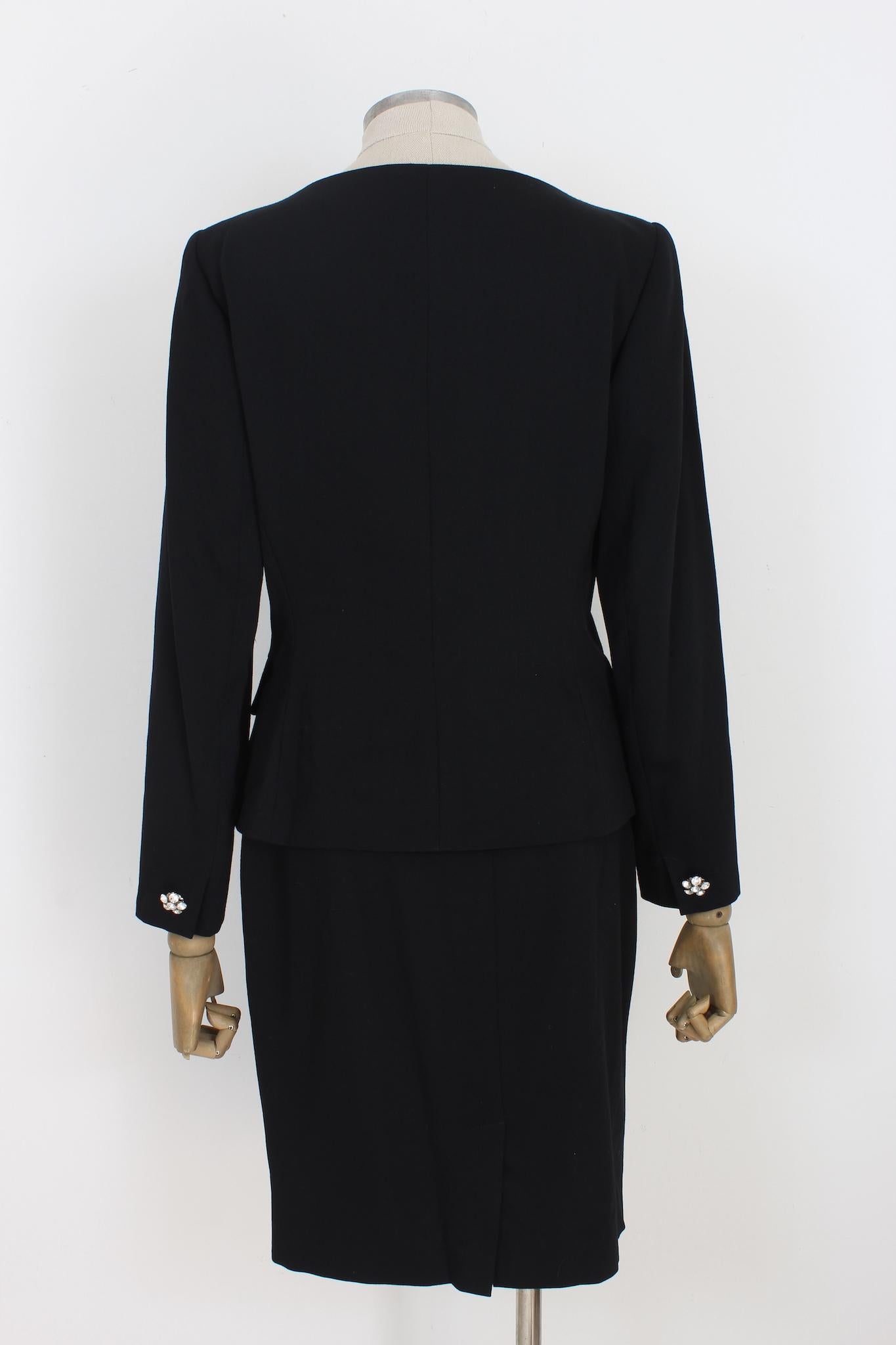 Max Mara Pianoforte elegant 2000s skirt suit. Black colour, 100% wool. Peculiarity in the flower-shaped Swarosky buttons. Made in Italy.

Size: 42 It 8 Us 10 Uk

Shoulder: 42 cm
Bust/Chest: 46 cm
Sleeve: 60 cm
Jacket length: 57 cm
Skirt waist: 35