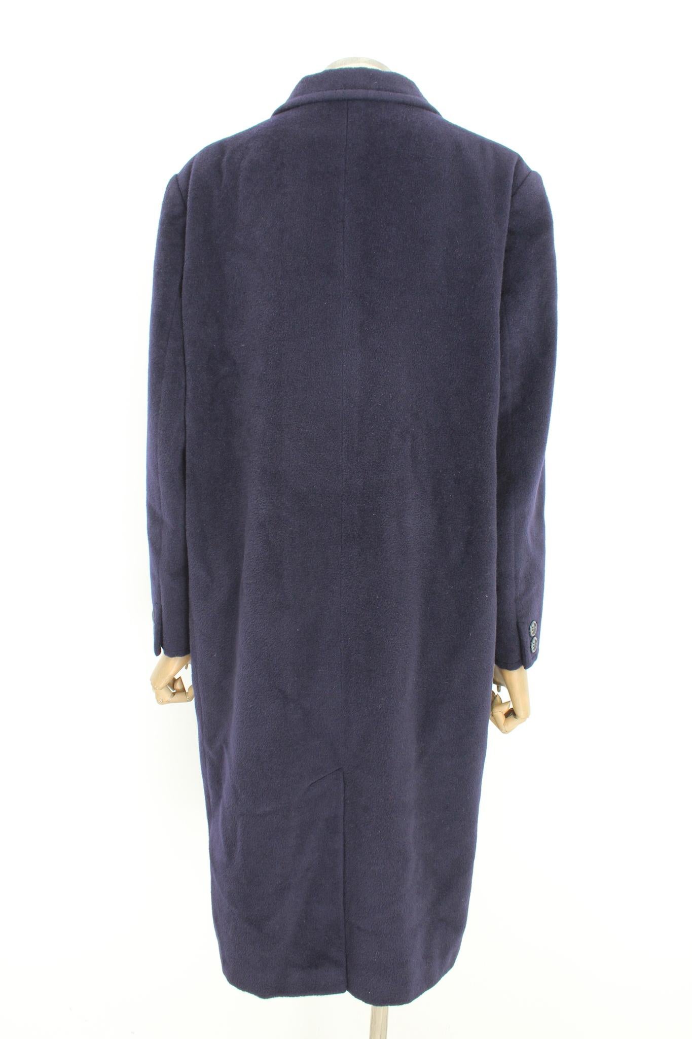 This item is a 90s vintage coat from the brand Max Mara. The coat is made of high-quality wool and comes in a classic blue color. The style of the coat is timeless and elegant, making it a versatile piece for any wardrobe. It is perfect for keeping