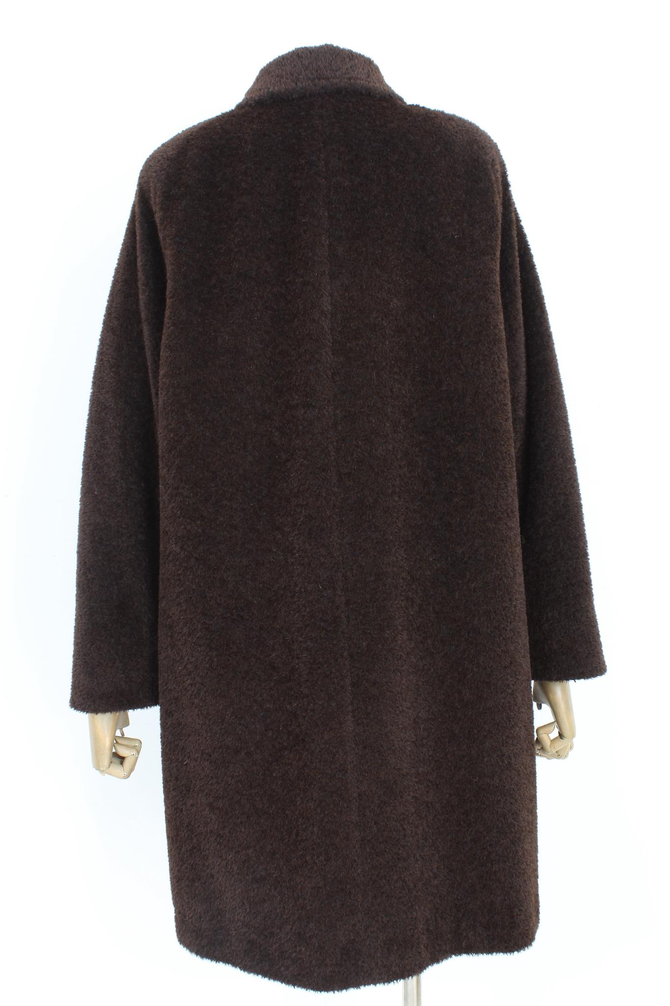 Max Mara 90s vintage coat. Long, enveloping model. Brown color, 56% alpaca, 44% wool fabric. Made in Italy.

Size: 42 IT 8 Us 10 Uk

Shoulder: 44 cm
Bust/Chest: 55 cm
Sleeve: 60 cm
Length: 104 cm