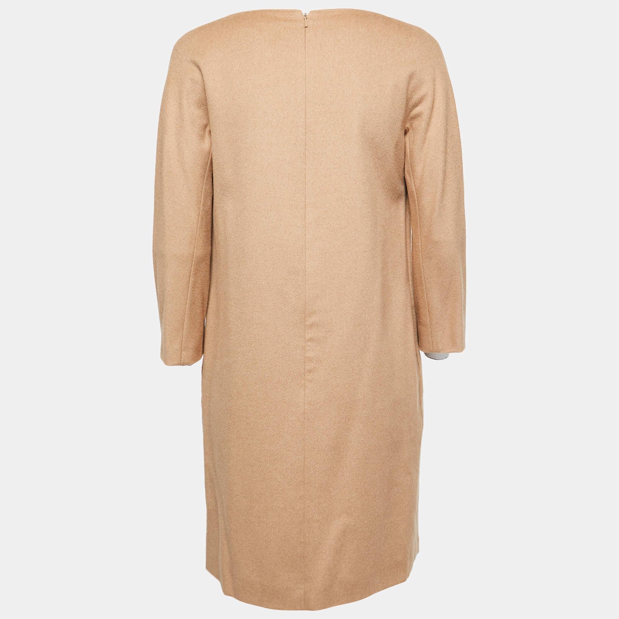 Faites une déclaration de mode luxueuse en portant cette robe de créateur. Il est taillé dans un tissu fin pour une silhouette flatteuse.