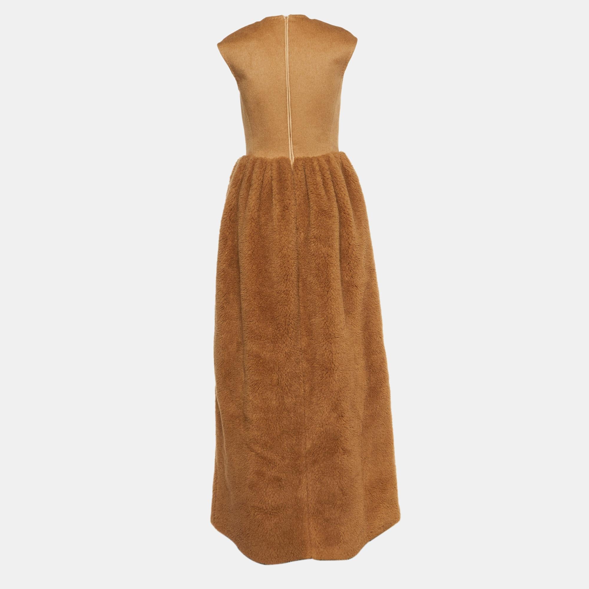 This stylish maxi dress is a fashionable and versatile piece that exudes elegance and comfort. With its long silhouette, it provides a flattering and feminine look. Designed with chic details and unique cuts, it effortlessly combines fashion and