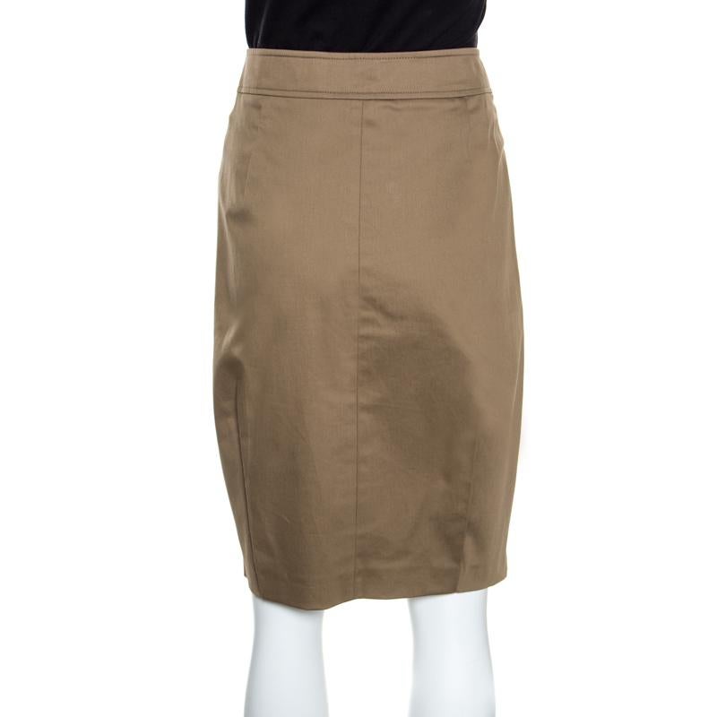 When it comes to wearing Max Mara, you are sure to make a statement! This brown pencil skirt is made of a cotton blend and features a subtle pleat detailing on the front. It flaunts a button and zip closure and a flap pocket on the front. It is