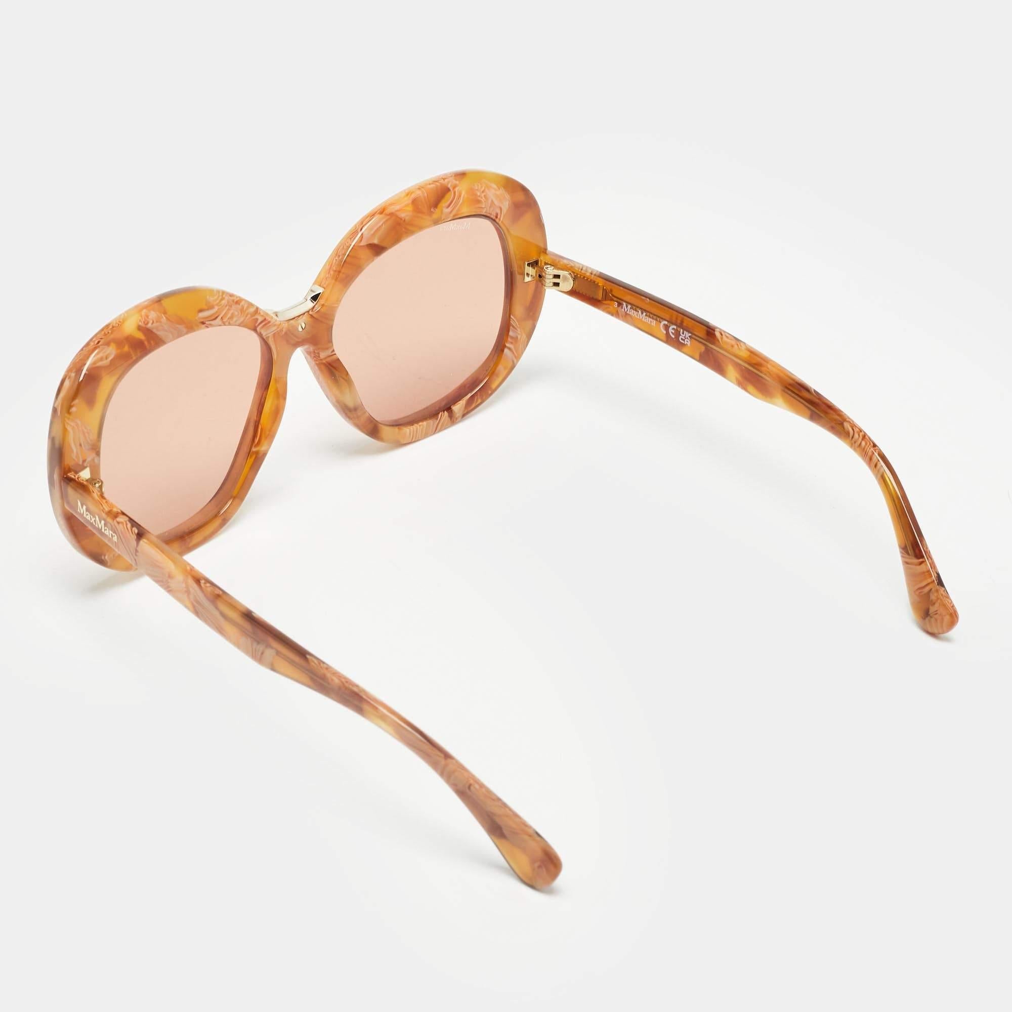Nous voyons les détails sur cette exquise paire de lunettes de soleil de créateur fabriquée à partir de matériaux nobles. Les lunettes de soleil sont à la fois luxueuses et pratiques.