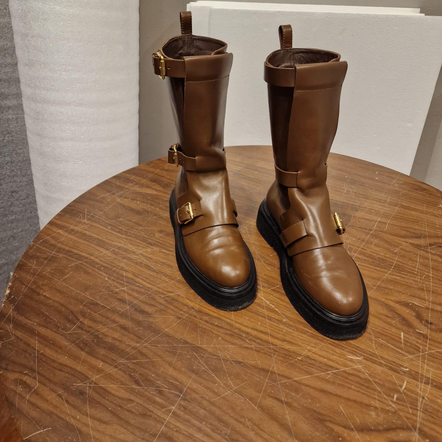 Precioso Max Mara Bucklesboot Piel marrón  Botines para mujer
Botas estilo motero de piel auténtica, con detalle de correa, goma y puntera redondeada. Forro de piel y suela de goma resistente.
La circunferencia del muslo es de 15 cm.
Intensifica tu
