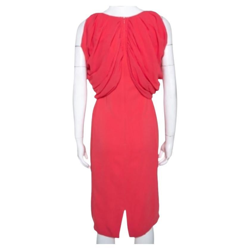 Cette robe fourreau provient de la maison Max Mara. Fabriqué à partir de tissus de qualité, il est doublé de soie pure. Il présente une teinte rose corail. Cette robe sans manches est un choix luxueux pour les occasions spéciales. Il présente un