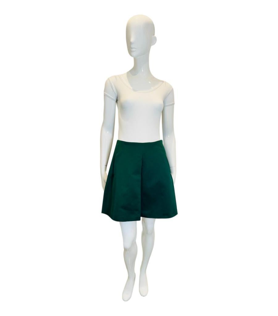 Brand New - Max Mara Cotton A-Line Skirt
Forest green mini skirt designed with front pleat detail.
Featuring A-Line silhouette and concealed zip fastening to rear.
Size – 34FR
Condition – Brand New, With Labels
Composition – 63% Cotton, 31%