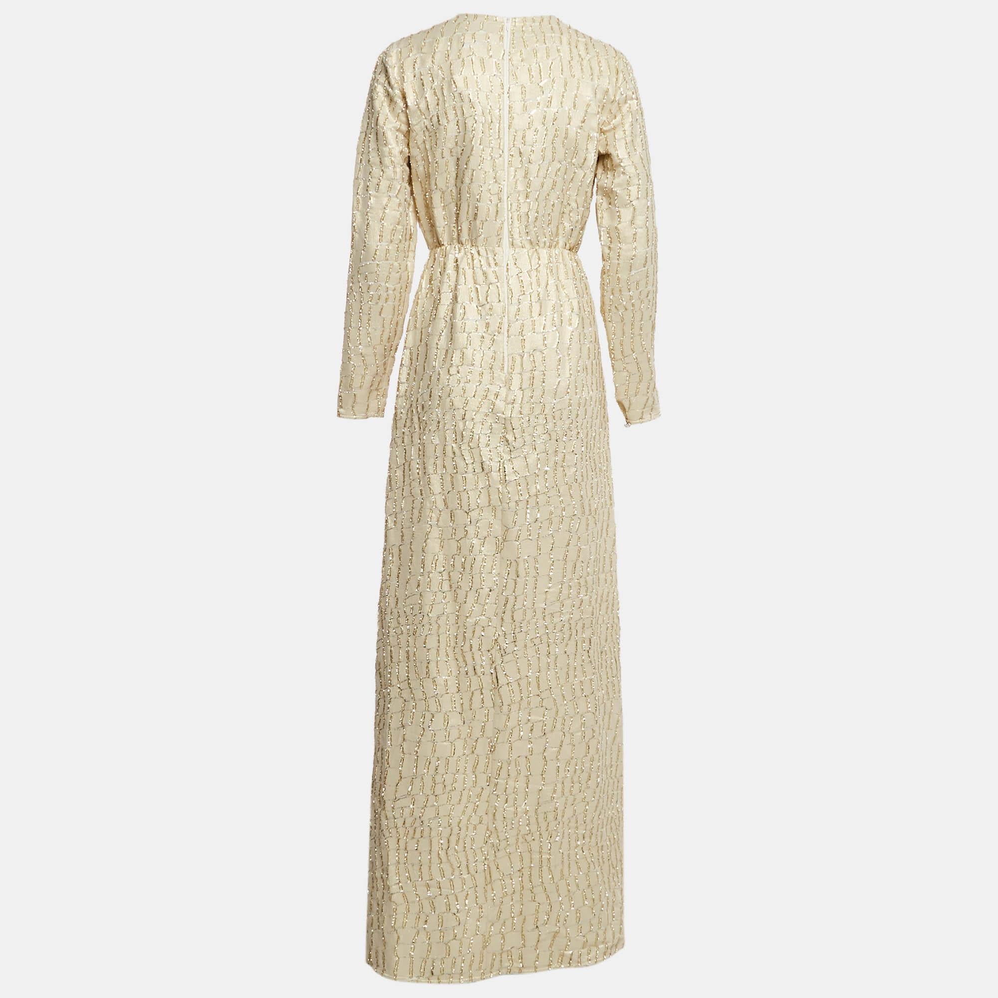 This stylish maxi dress is a fashionable and versatile piece that exudes elegance and comfort. With its long silhouette  it provides a flattering and feminine look. Designed with chic details and unique cuts  it effortlessly combines fashion and