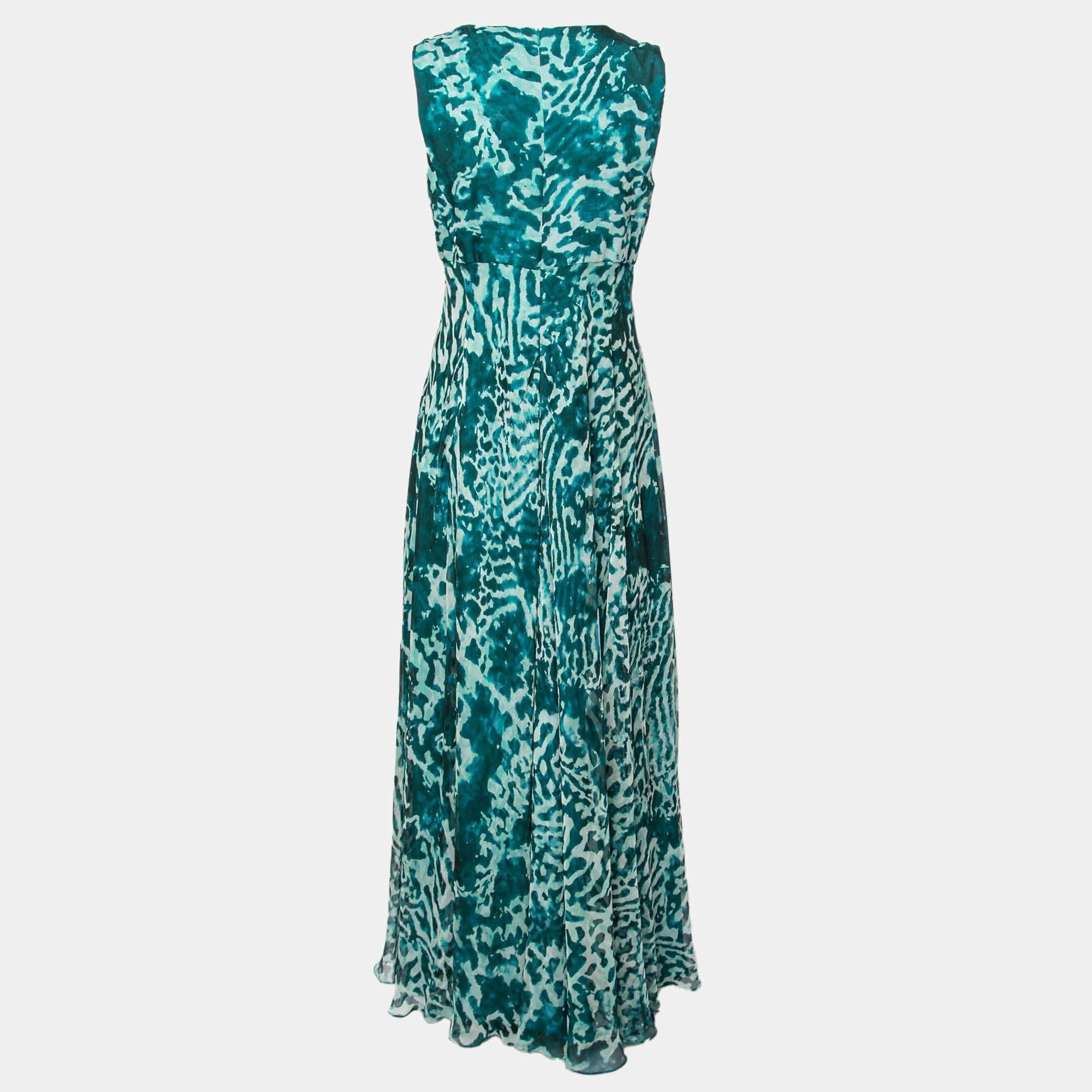 A simple yet elegant dress like this emerald green one by Max Mara is just what you need for special summer occasions. Tailored from printed silk, it features a flowy silhouette that is accentuated with a lovely fitted waist. Pair the maxi dress