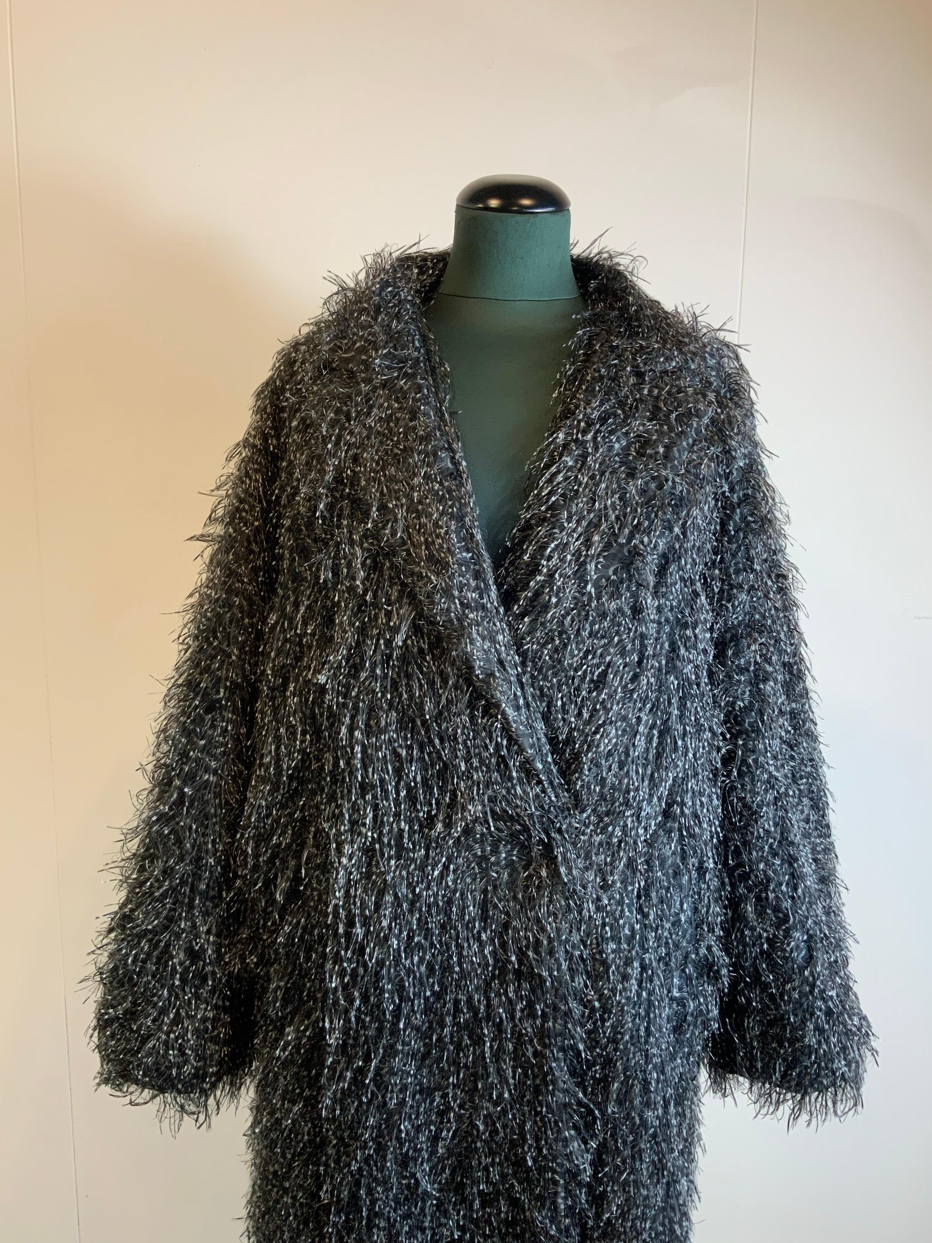 Abrigo Max Mara.
Falta la etiqueta de talla y composición.
De poliéster. Forrado de algodón.
Lleva una M internacional.
Hombros 44 cm
Busto 58 cm
Largo 126 cm
Excelente estado general, muestra mínimos signos de uso normal.