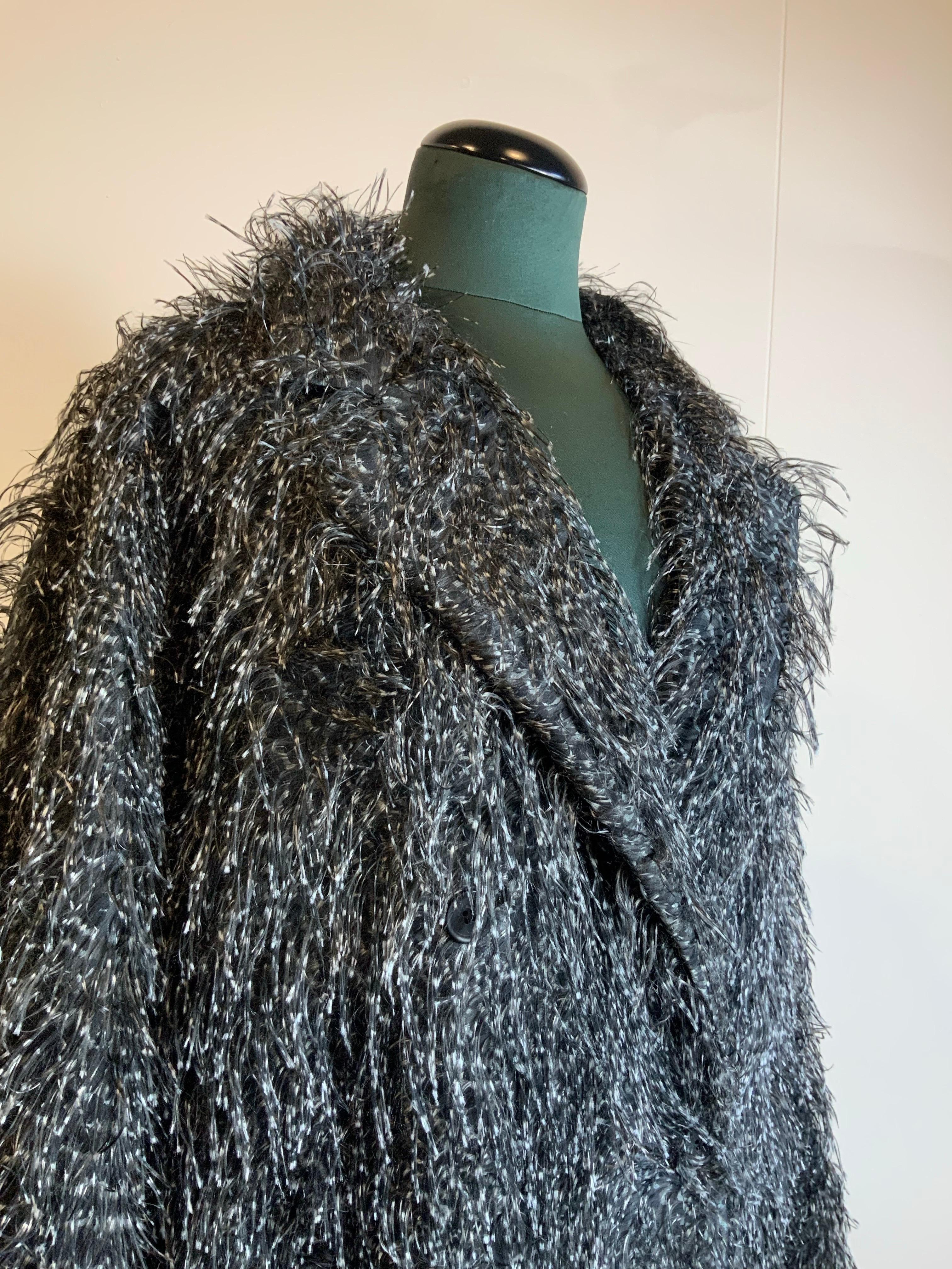Abrigo gris con flecos Max Mara en Excelente estado para la venta en Carnate, IT