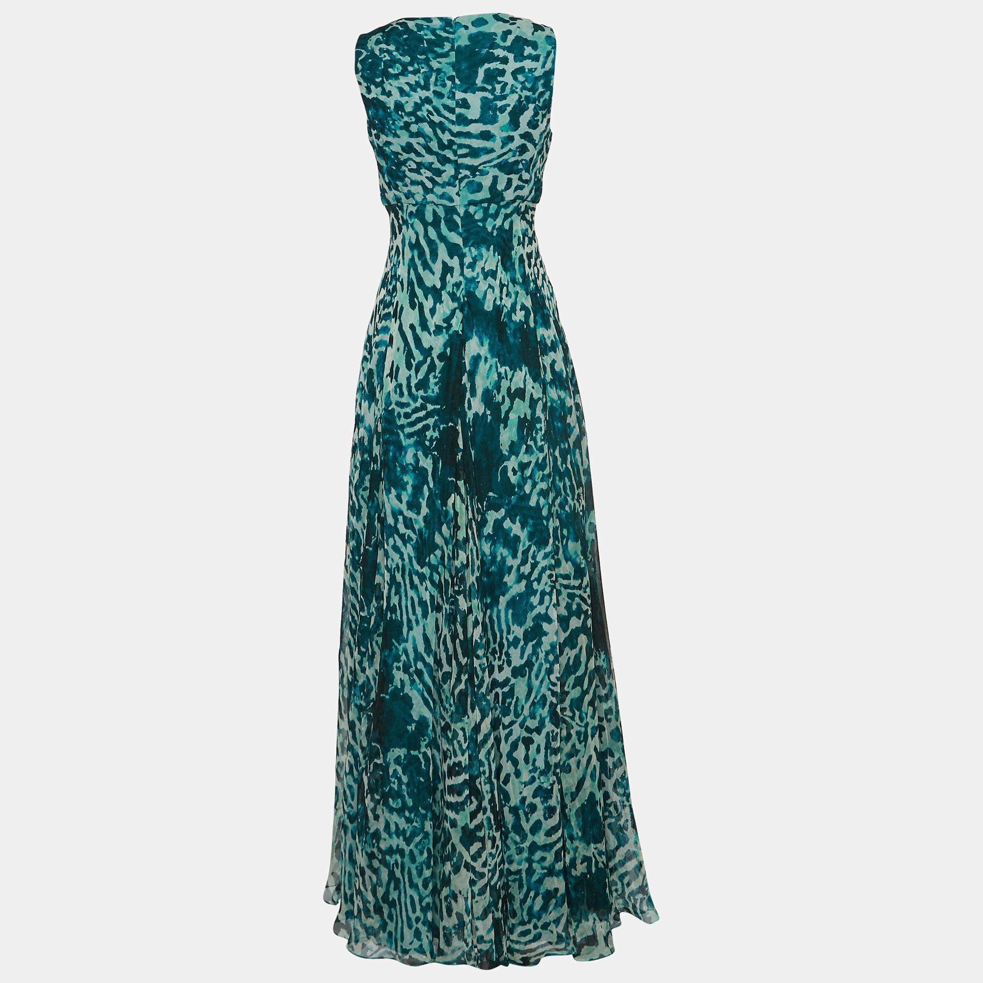 Este elegante maxivestido es una pieza de moda y versátil que rezuma elegancia y comodidad. Con su silueta larga, proporciona un aspecto favorecedor y femenino. Diseñado con detalles elegantes y cortes únicos, combina sin esfuerzo moda y