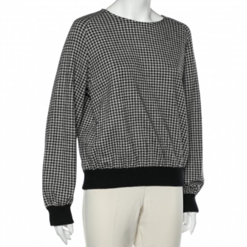 Il motivo pied-de-poule non manca mai di stupire, sia su qualsiasi capo d'abbigliamento. Questa felpa di Max Mara è davvero elegante e classica ed è stata realizzata in lana. Con le sue maniche lunghe chic, è perfetto per le giornate casual e