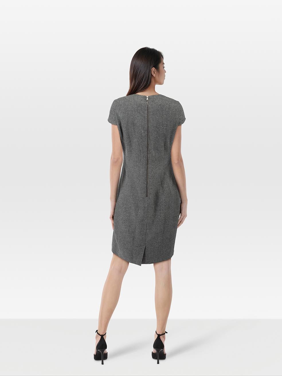 CONDITION ist sehr gut. Kaum sichtbare Abnutzungserscheinungen am Kleid sind bei diesem gebrauchten Max Mara Studio Designer Wiederverkaufsartikel zu erkennen. Größen- und Pflegeetikett fehlen.
 
 
 
 Einzelheiten
 
 
 Grau
 
 Wolle
 
 Kleid
 
