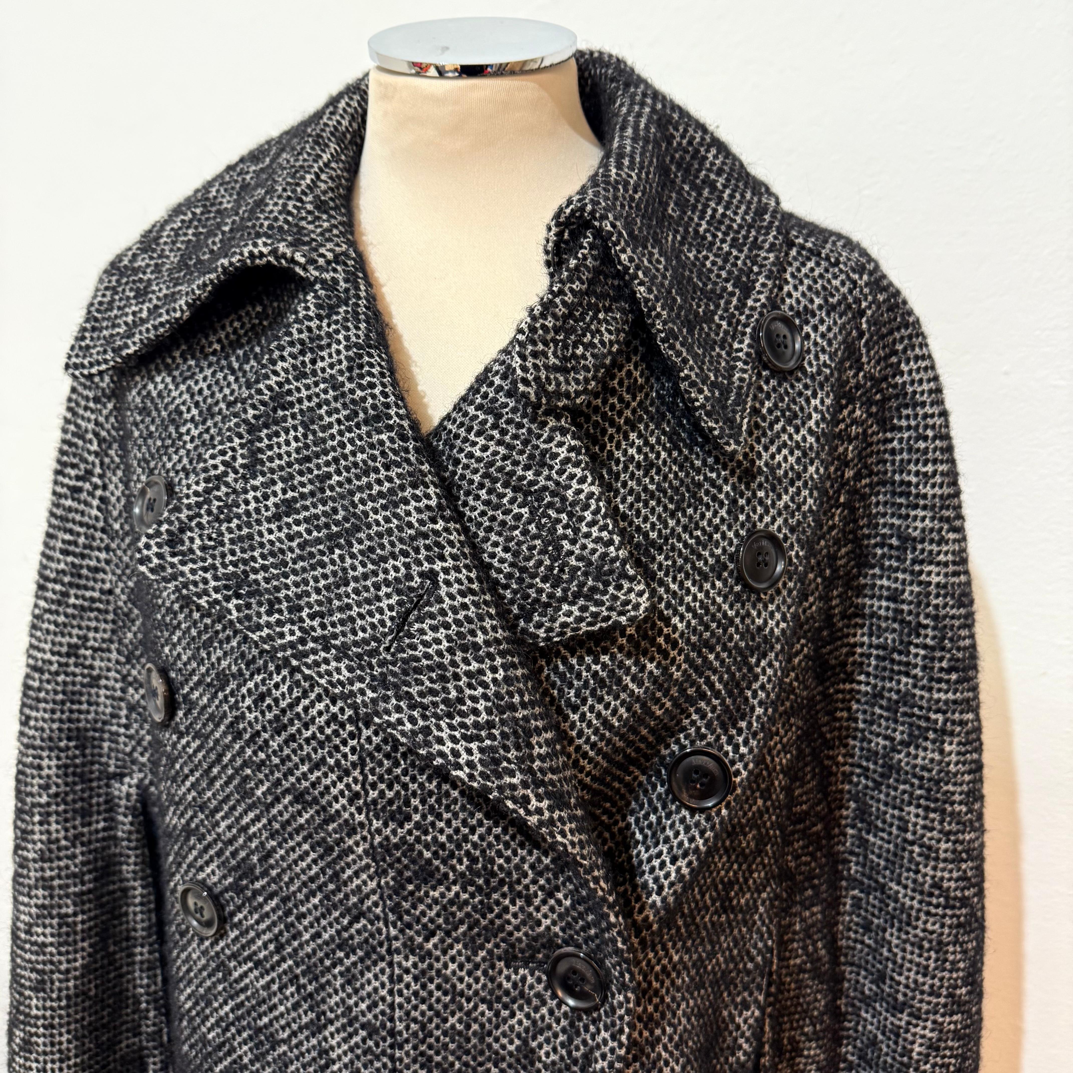 Schöner Umhang/Mantel von Max Mara
Bouclé-Wolle (74%), Nylon (12%), Alpaka und Mohair
Graue Farbe
Innere Polsterung
Keine Taschen
Länge cm 125 (49,2 Zoll)
Schneller internationaler Versand aus Italien im Preis inbegriffen
Ihre Fragen oder