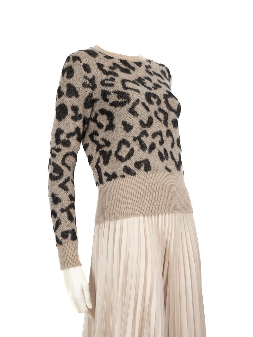 CONDITION is Very good. Hardly any visible wear to top is evident on this used Max Mara designer resale item.
 
 Details
 
 
 Grey
 
 Wool
 
 Jumper
 
 Long sleeves
 
 Stretchy
 
 Leopard pattern
 
 Round neck
 
 
 
 
 
 Composition
 
 58% Mohair,