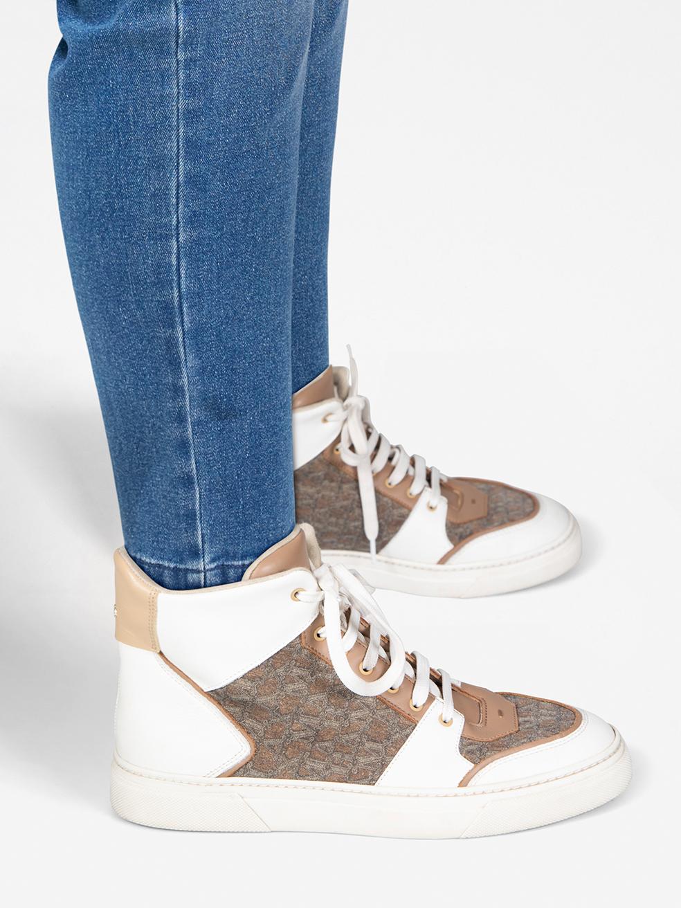 L'ÉTAT est très bon. L'usure minimale des baskets est évidente. Usure minimale des semelles intermédiaires en caoutchouc, des extrémités des orteils et des lacets avec une décoloration mineure et des plis mineurs sur les accents en cuir sur cet