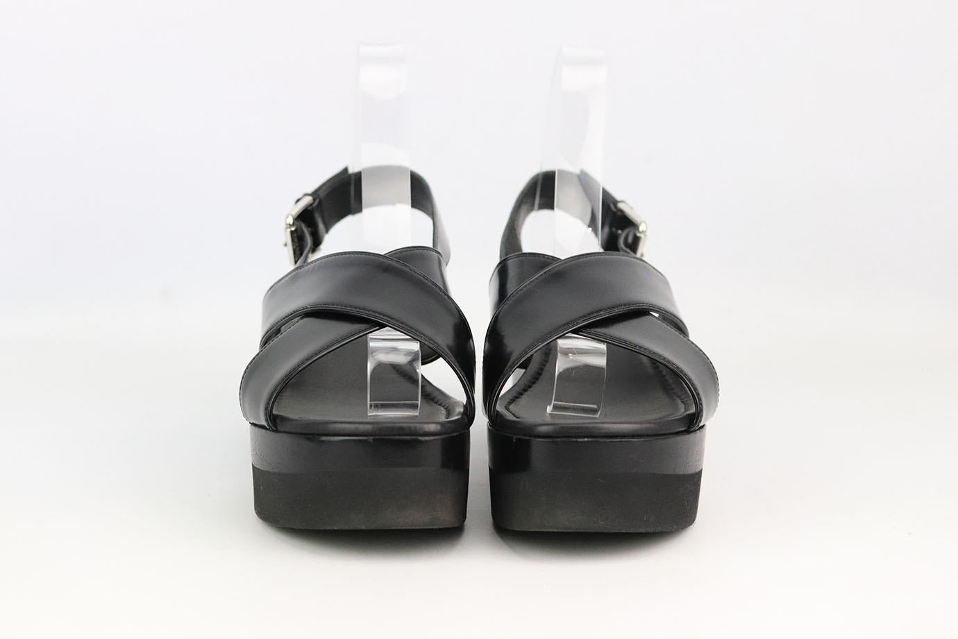 Sandalias de plataforma de piel Max Mara. Sandalias de piel negra con tira cruzada, hebilla slingback y plataformas de goma. Negro. Cierre de hebilla en el lateral. No viene con caja ni bolsa guardapolvo. Talla: EU 39 (UK 6, US 9). Tacón: 2,2 pulg.
