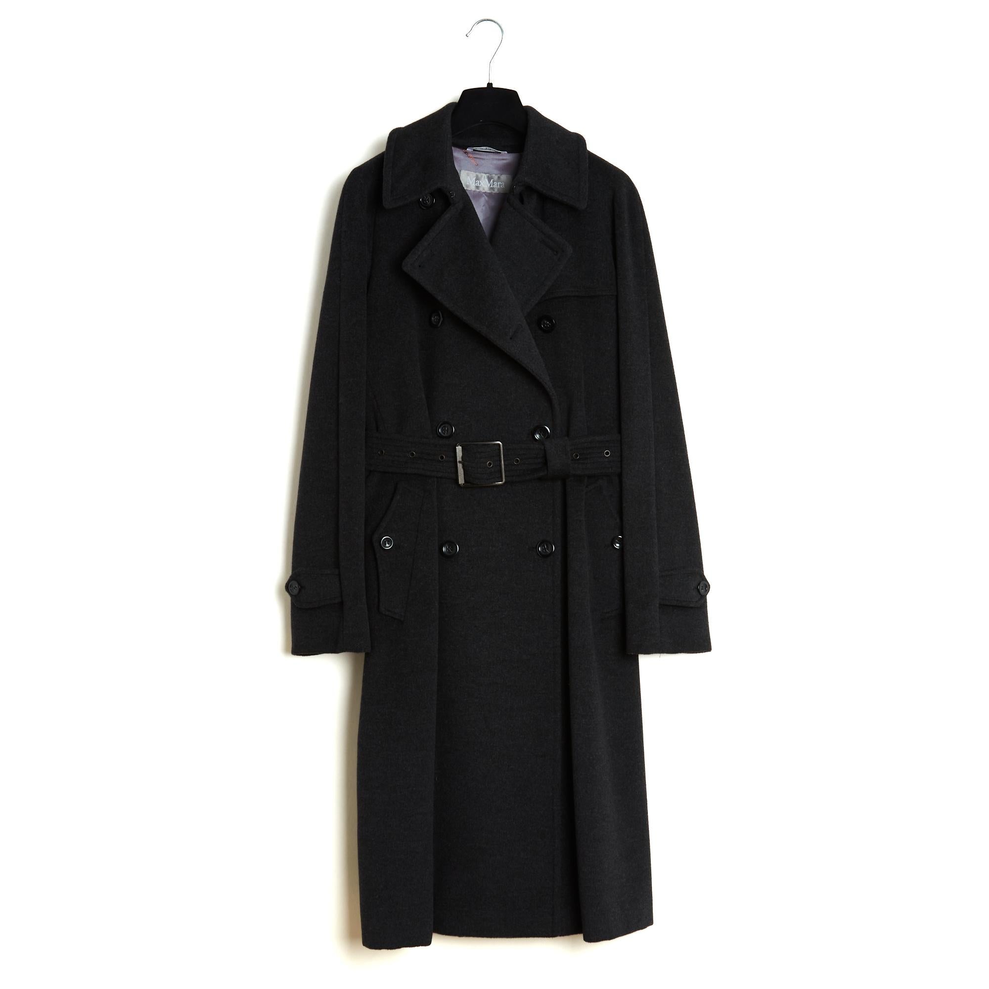 Mantel von Max Mara aus dicker anthrazitgrauer (fast schwarzer) Wolle, der wie ein Trenchcoat mit Gürtel geschnitten ist, mit einem gekerbten Kragen, der sich mit einer doppelreihigen Knopfleiste schließen lässt, einer geknöpften Sturmklappe an