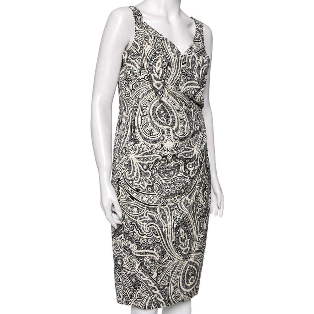 Cette robe de la maison Max Mara dégage autant de charme que de sophistication. Il est confectionné en coton monochrome imprimé paisley et présente des détails drapés. Il est rehaussé d'une encolure en V, d'un style sans manches et d'une fermeture à