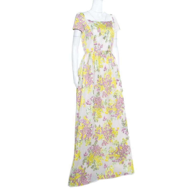 From the Italian fashion house, Max Mara comes this maxi dress crafted in a floor-sweeping length with short sleeves and a broad neckline that exudes a bespoke feminine charm. It flaunts a lurex embellished floral print all over with a cinched