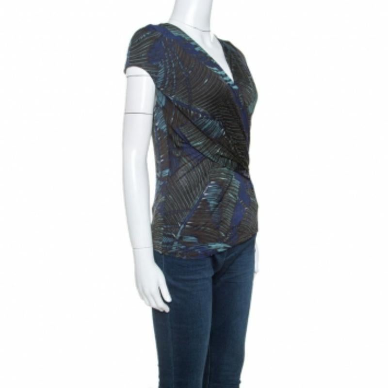 Ce haut Max Mara est exquis. Il a été coupé dans un mélange de tissus de qualité et présente un imprimé multicolore sur toute sa surface. Ce haut présente une silhouette enveloppante classique, une encolure en V et des manches courtes. Il constitue