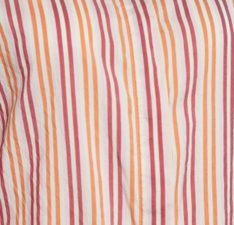 Questa camicia a righe con bottoni di Max Mara è davvero bella e pensata per le giornate lavorative più impegnative. Il capo a maniche lunghe è realizzato in seta e cotone multicolore e si abbina bene sia a pantaloni aderenti che a gonne.