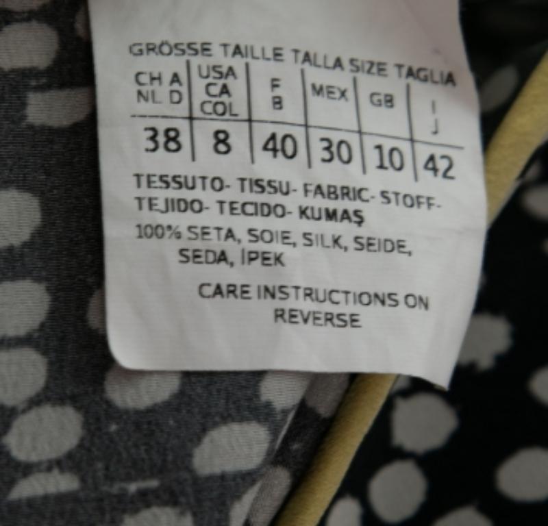 Dieser Jumpsuit von Max Mara ist eine elegante Ergänzung für Ihren Kleiderschrank. Das langärmelige Modell aus Seide mit Polka-Dot-Print hat einen marineblauen Farbton, der gut zu minimalistischen Accessoires passt. Sie ist mit einem Reißverschluss