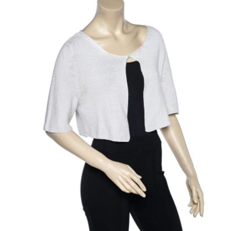 Ajoutez une touche de luxe et de mode à votre ensemble avec ce haussement d'épaules en crochet Max Mara. Confectionné en soie et lin mélangés, il présente une encolure ronde, un devant ouvert avec une fermeture à bouton unique et des manches